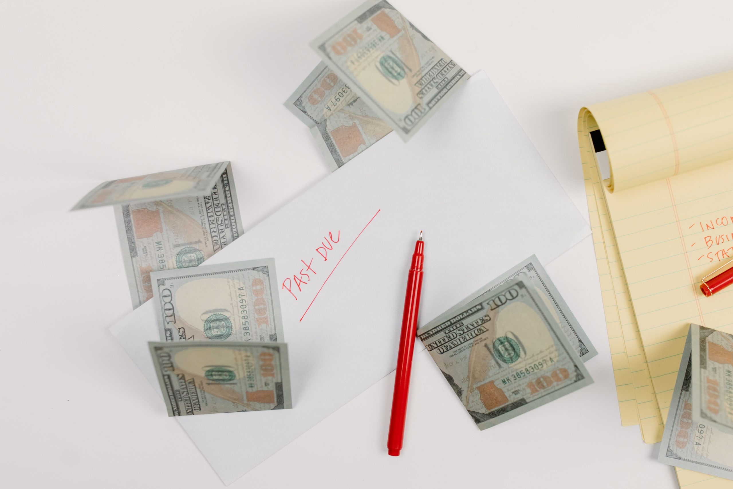 Billets éparpillés avec enveloppe relance impayée