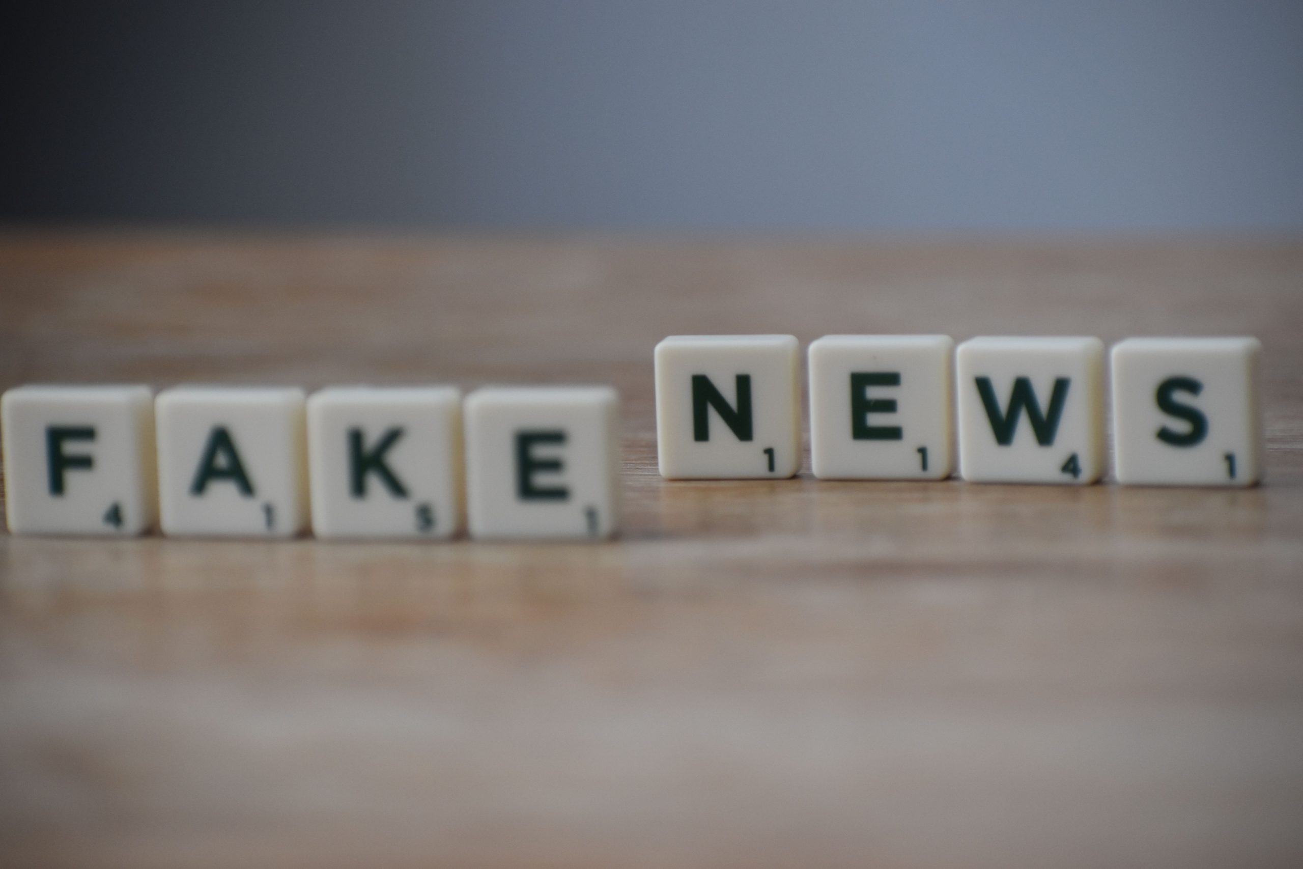 Lettres Scrabble épelant Fake News sur bois
