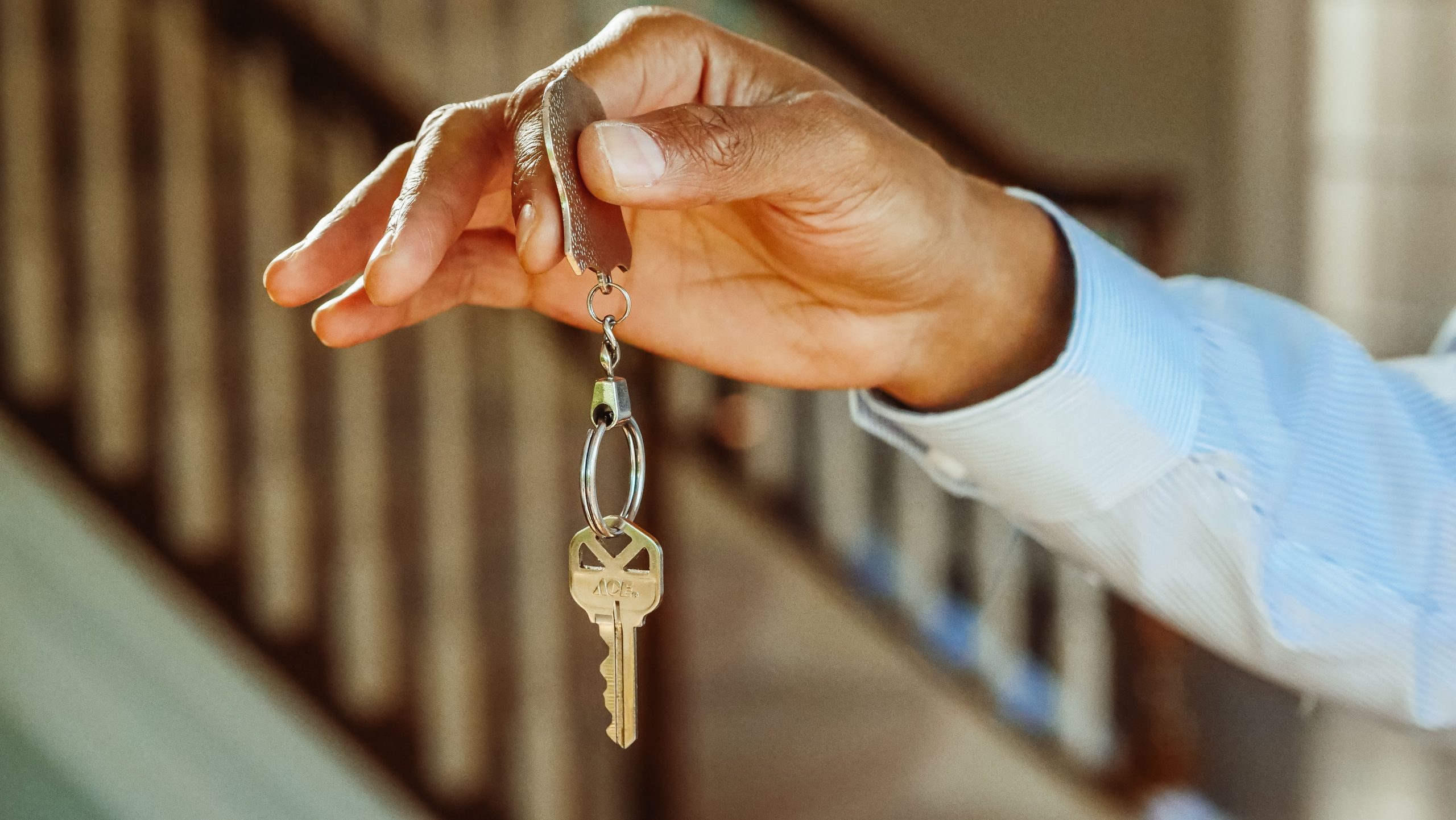 Main tenant une clé de maison neuve