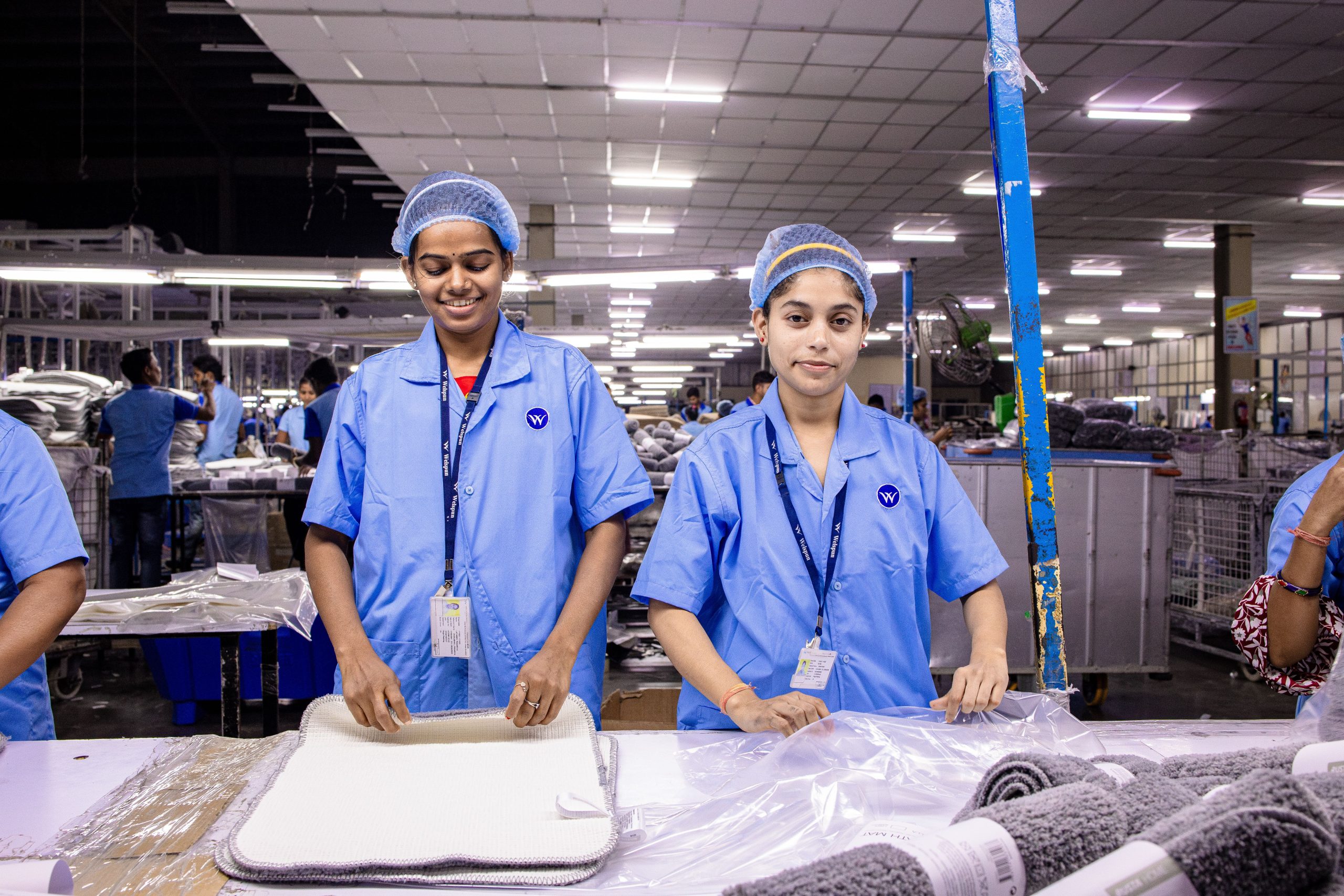 Ouvrières assemblant tissus usine textile moderne