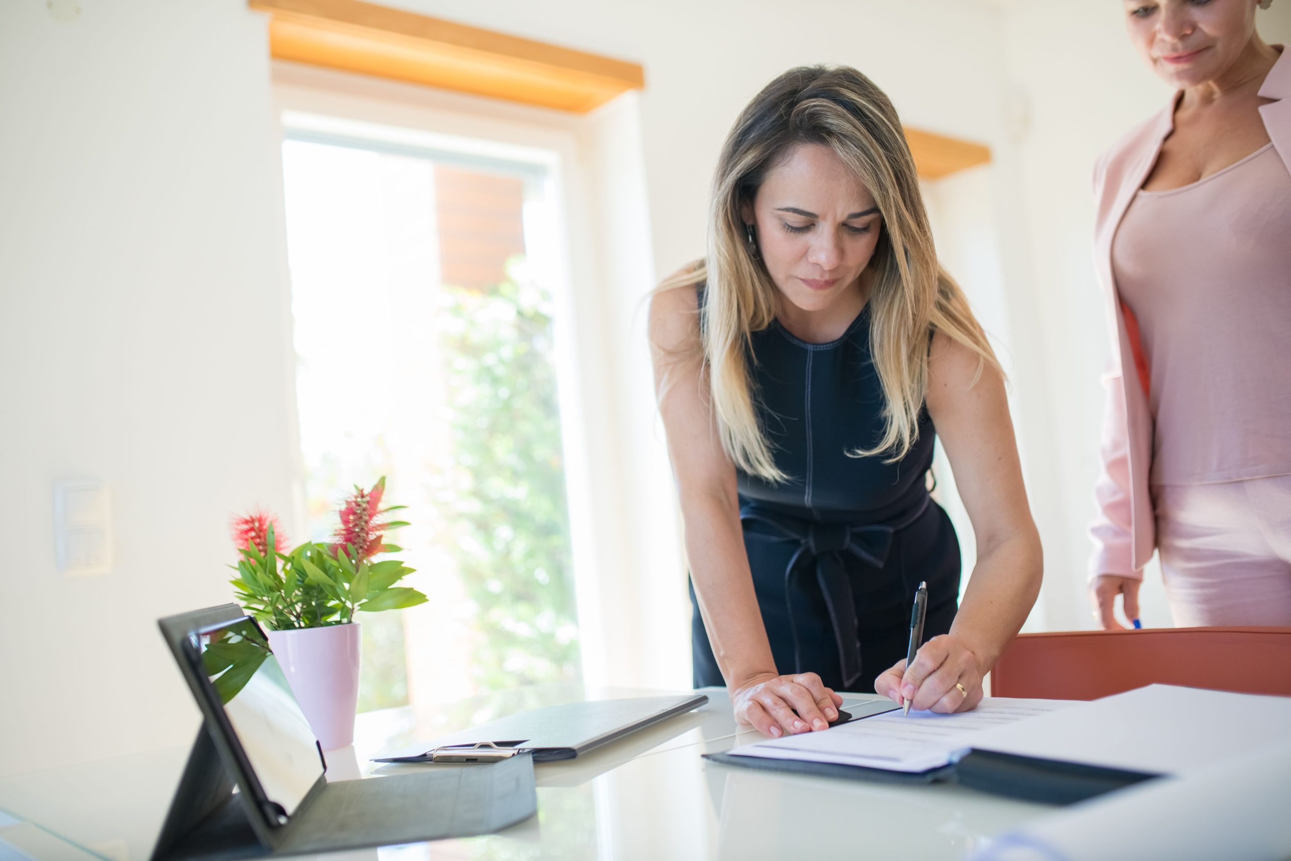 Femme signant un contrat au bureau