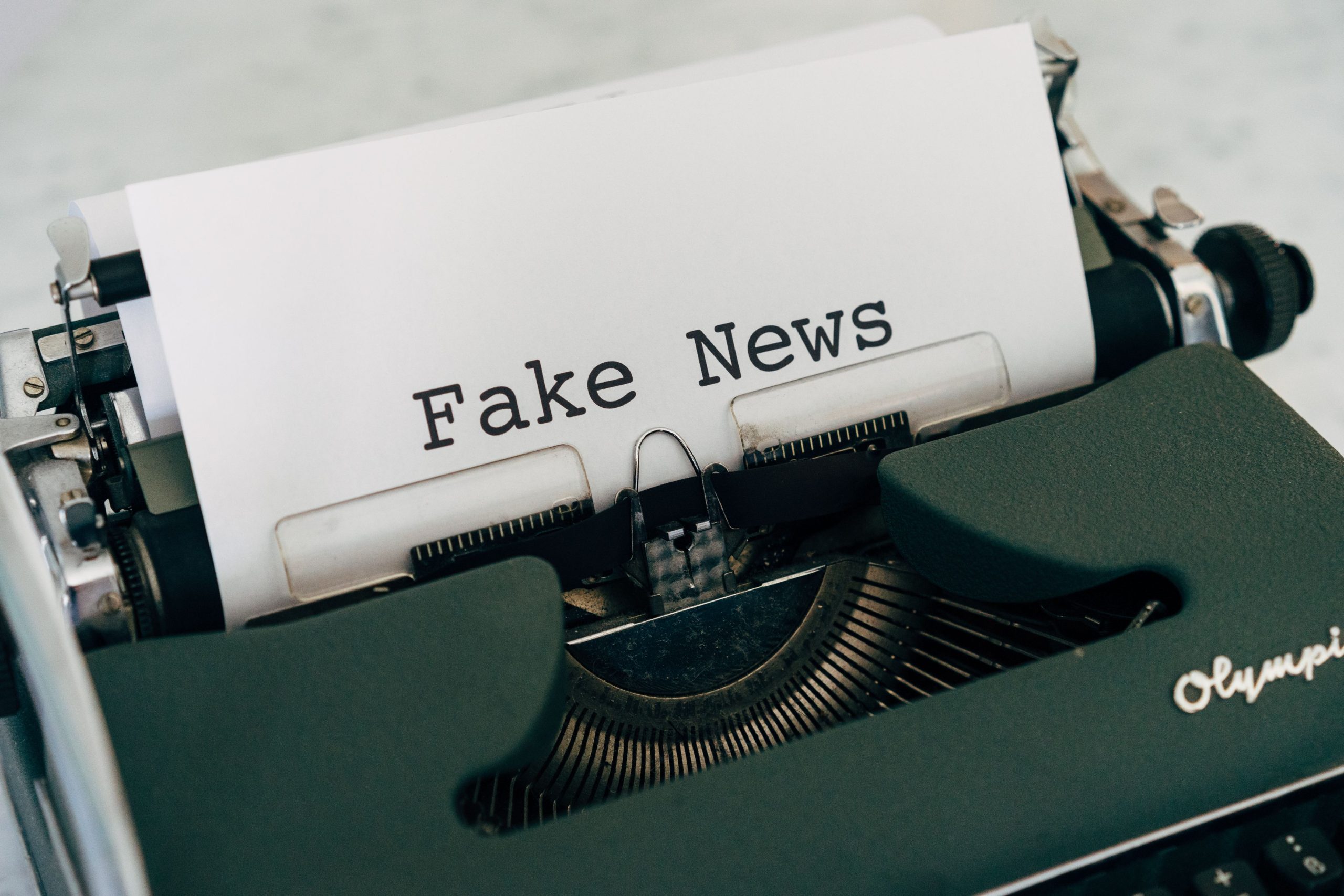Machine à écrire vintage imprimant Fake News