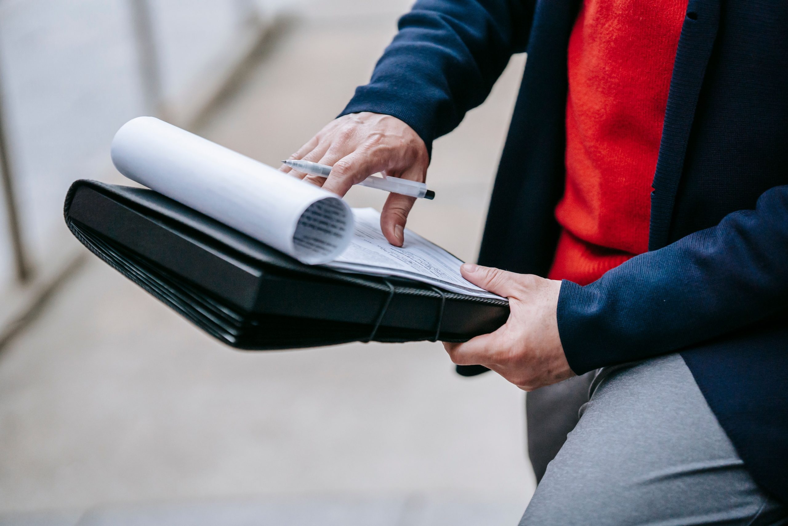 Personne relisant attentivement des documents professionnels