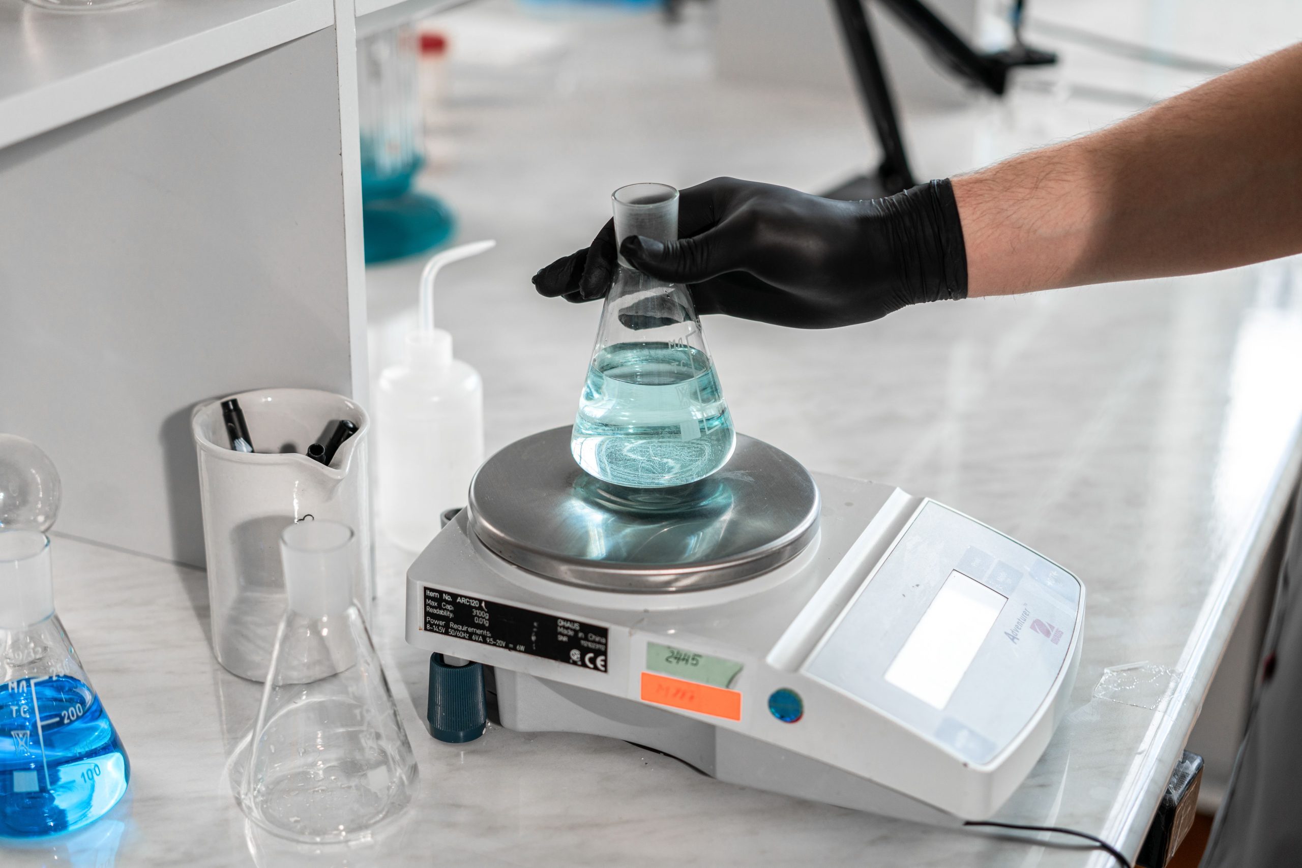 Scientifique mesurant un liquide precisement