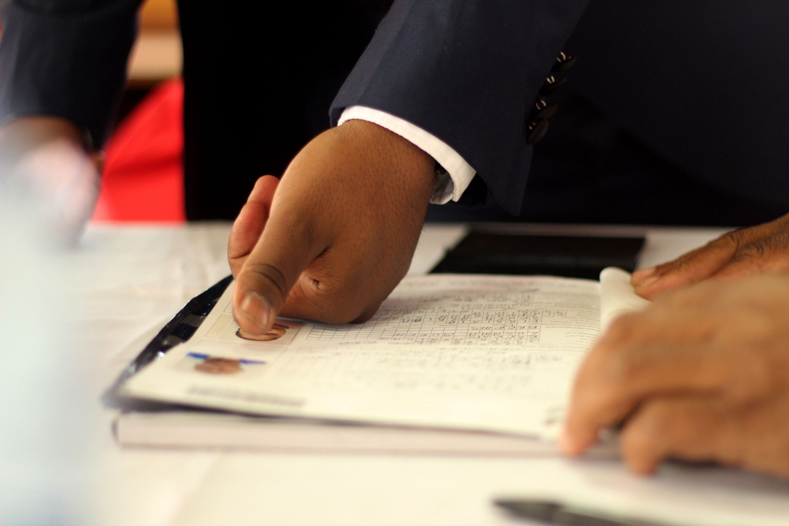 Main appose empreinte digitale sur document officiel