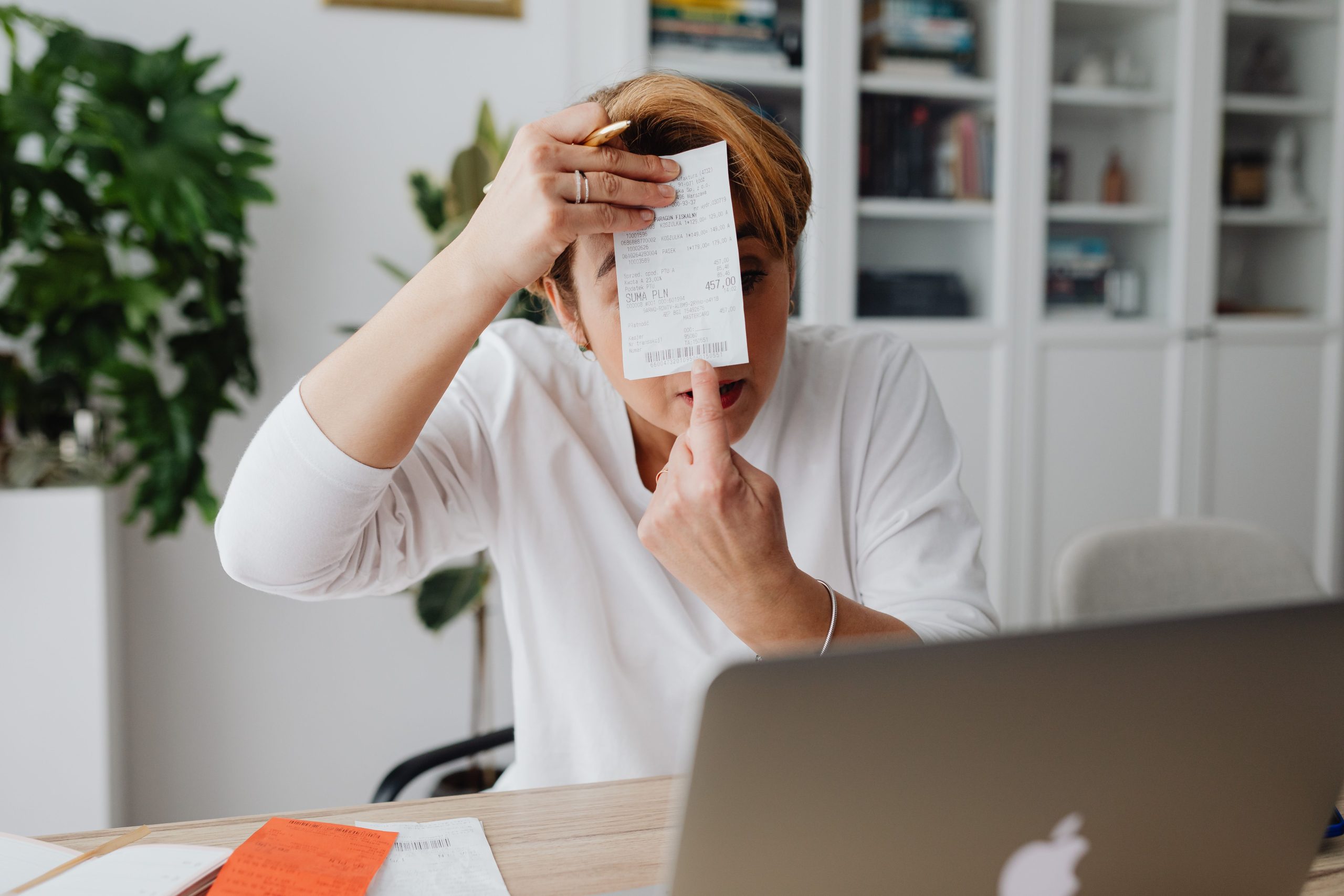 Femme affichant un reçu en télétravail