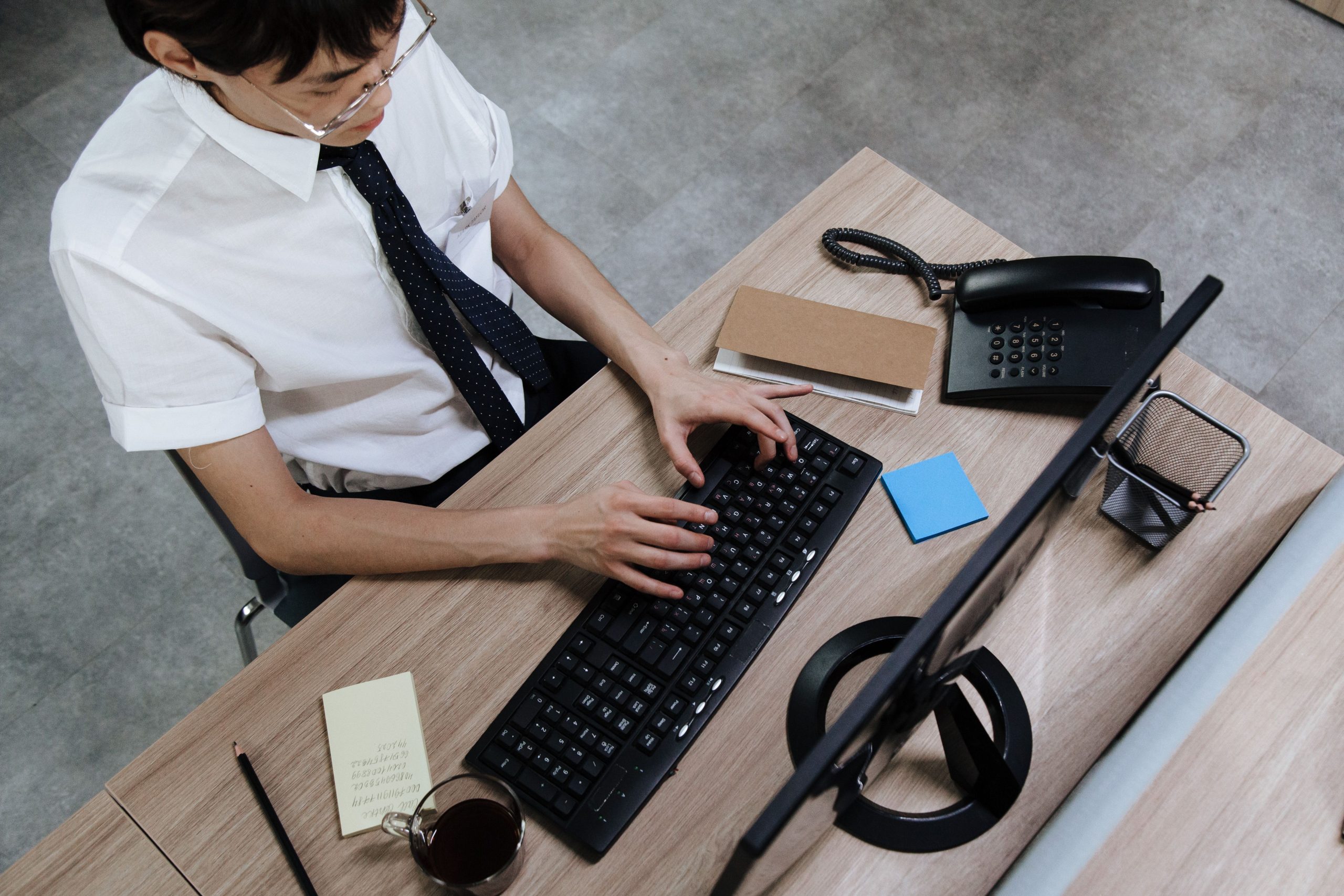 Homme d'affaires tapant au clavier au bureau