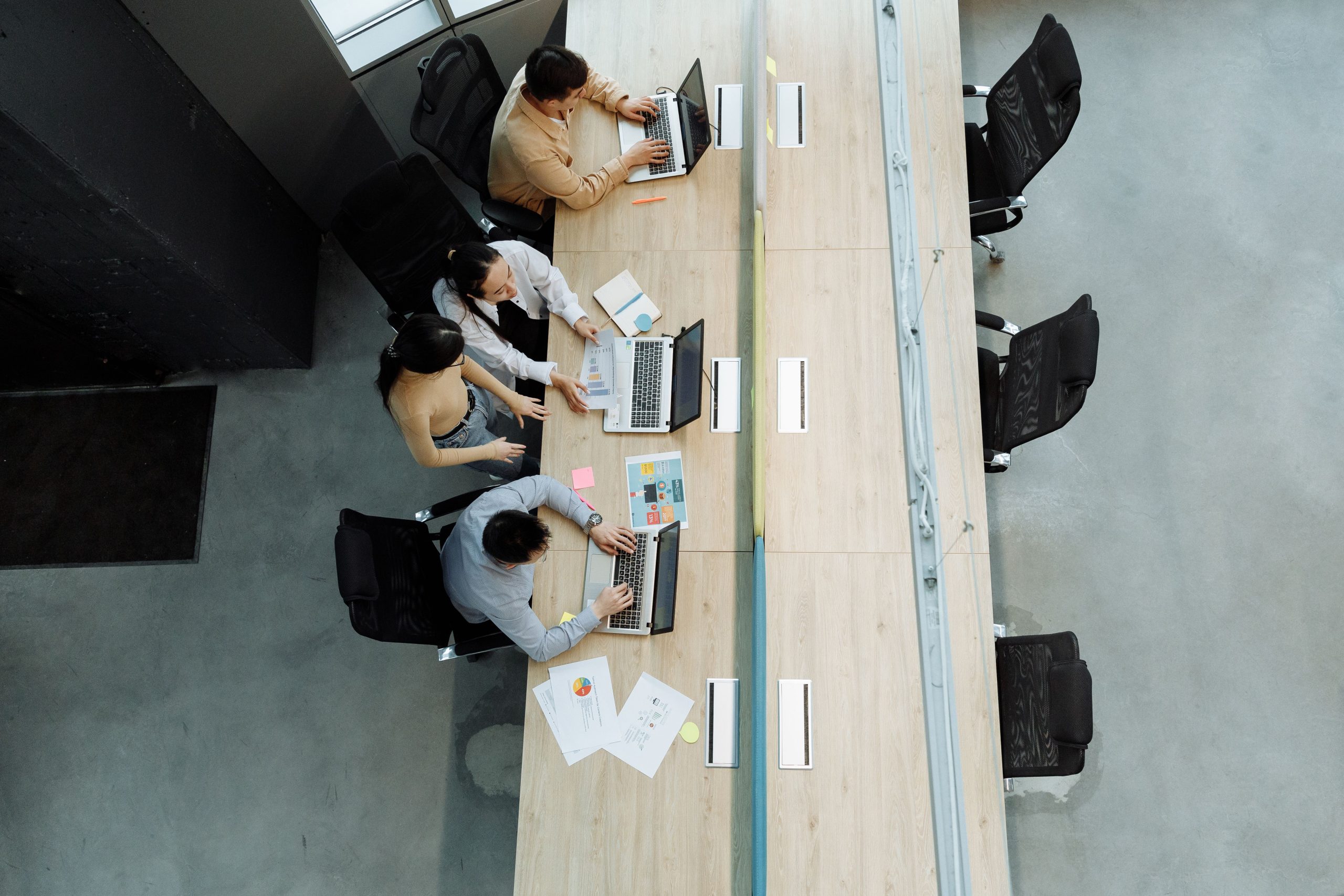 Collègues travaillant ensemble sur ordinateurs portables modernes