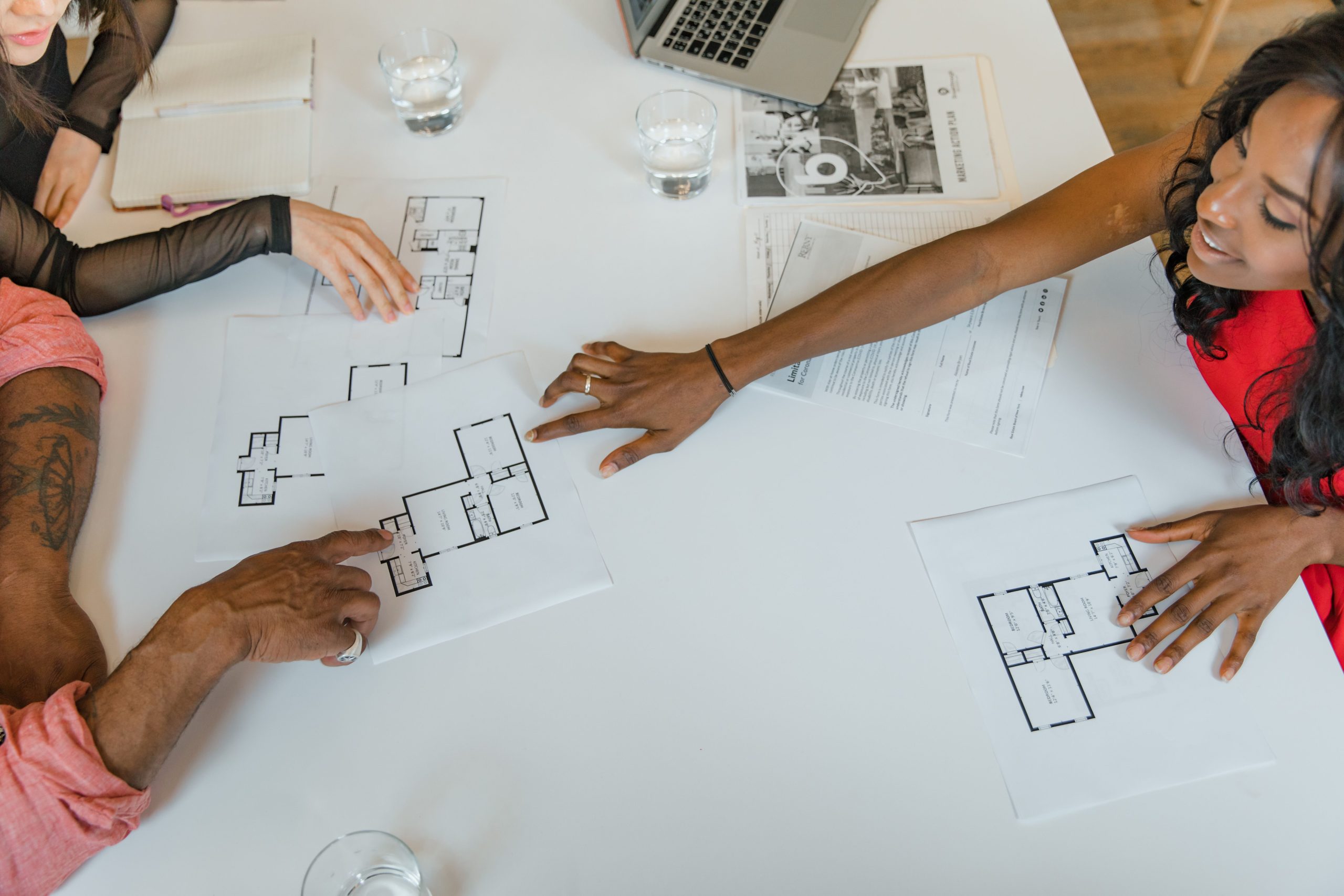 Équipe travaillant sur des outils numériques en réunion