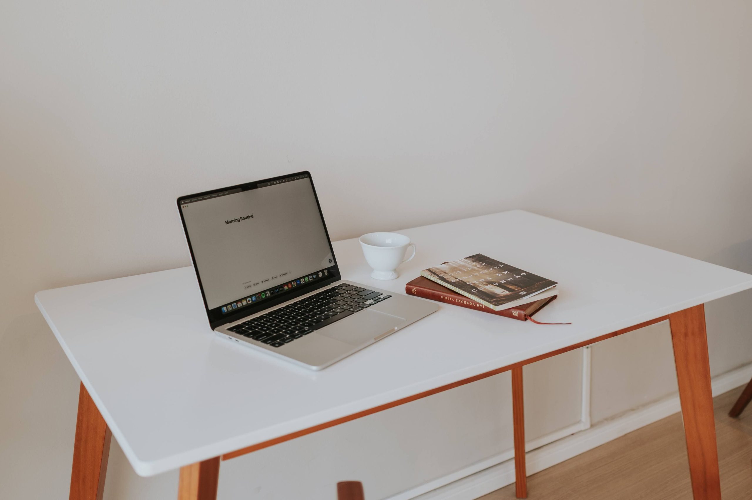 Bureau minimaliste avec laptop et café