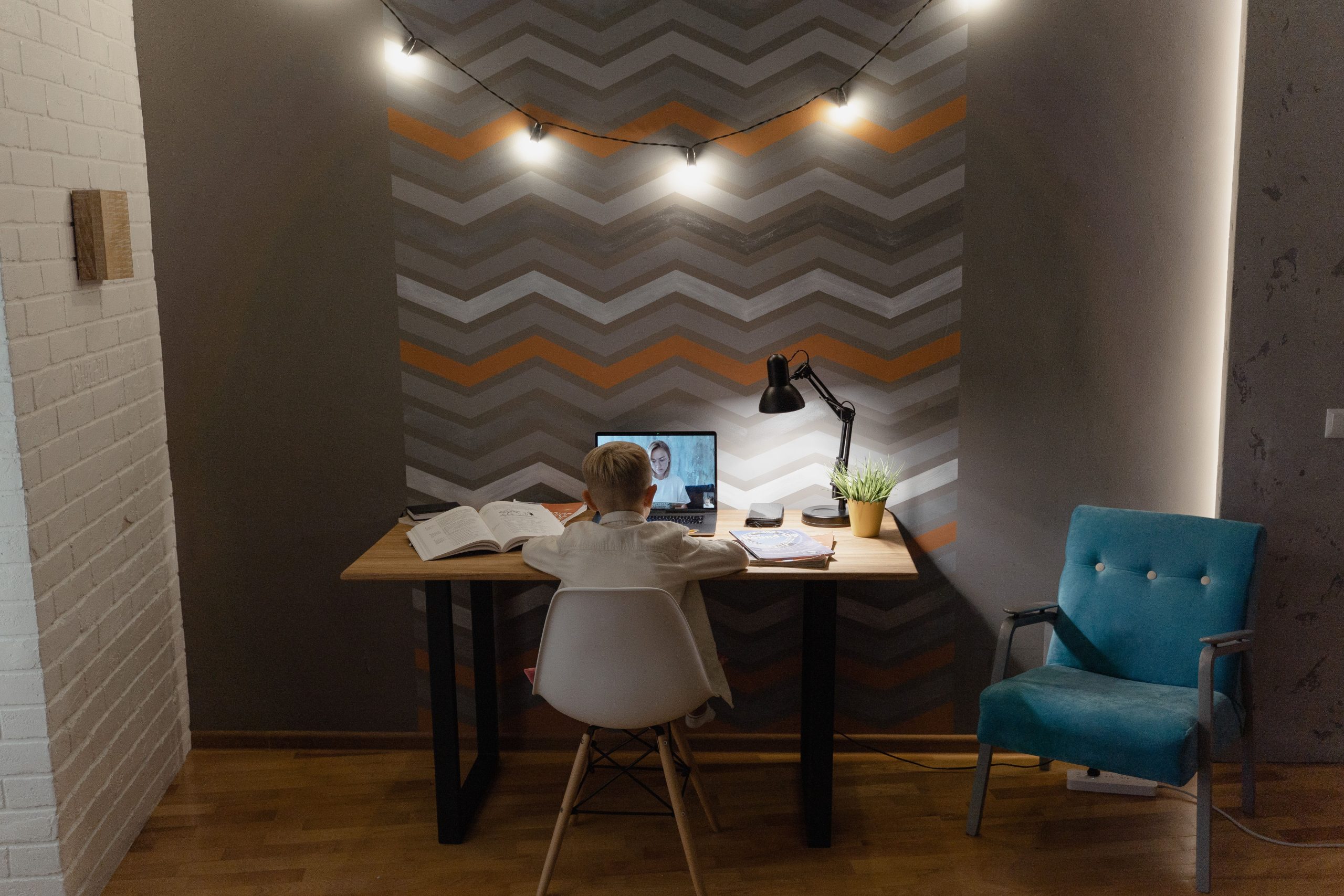 Adolescent étudiant à distance sur son bureau