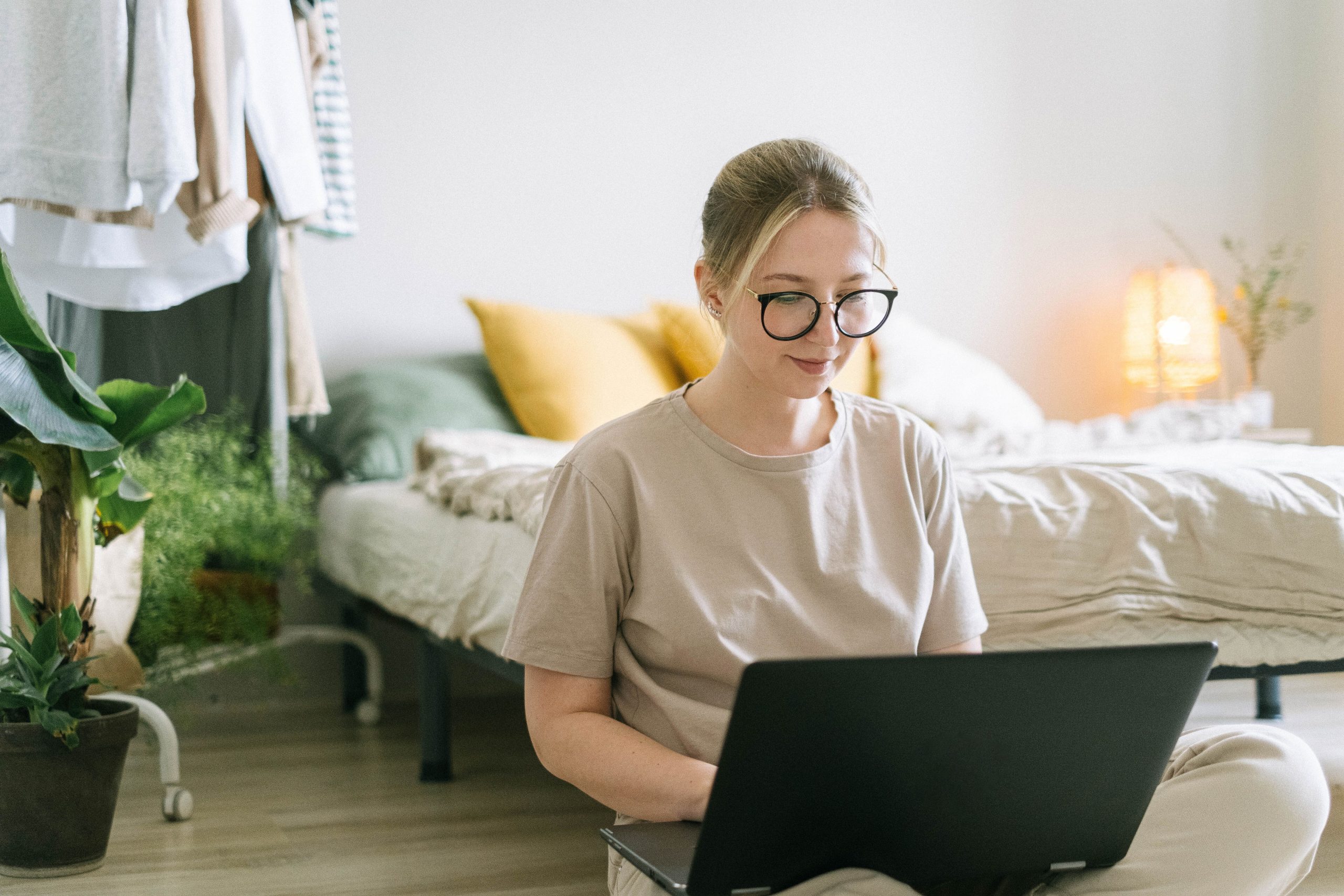 Femme travaillant sur ordinateur portable à domicile