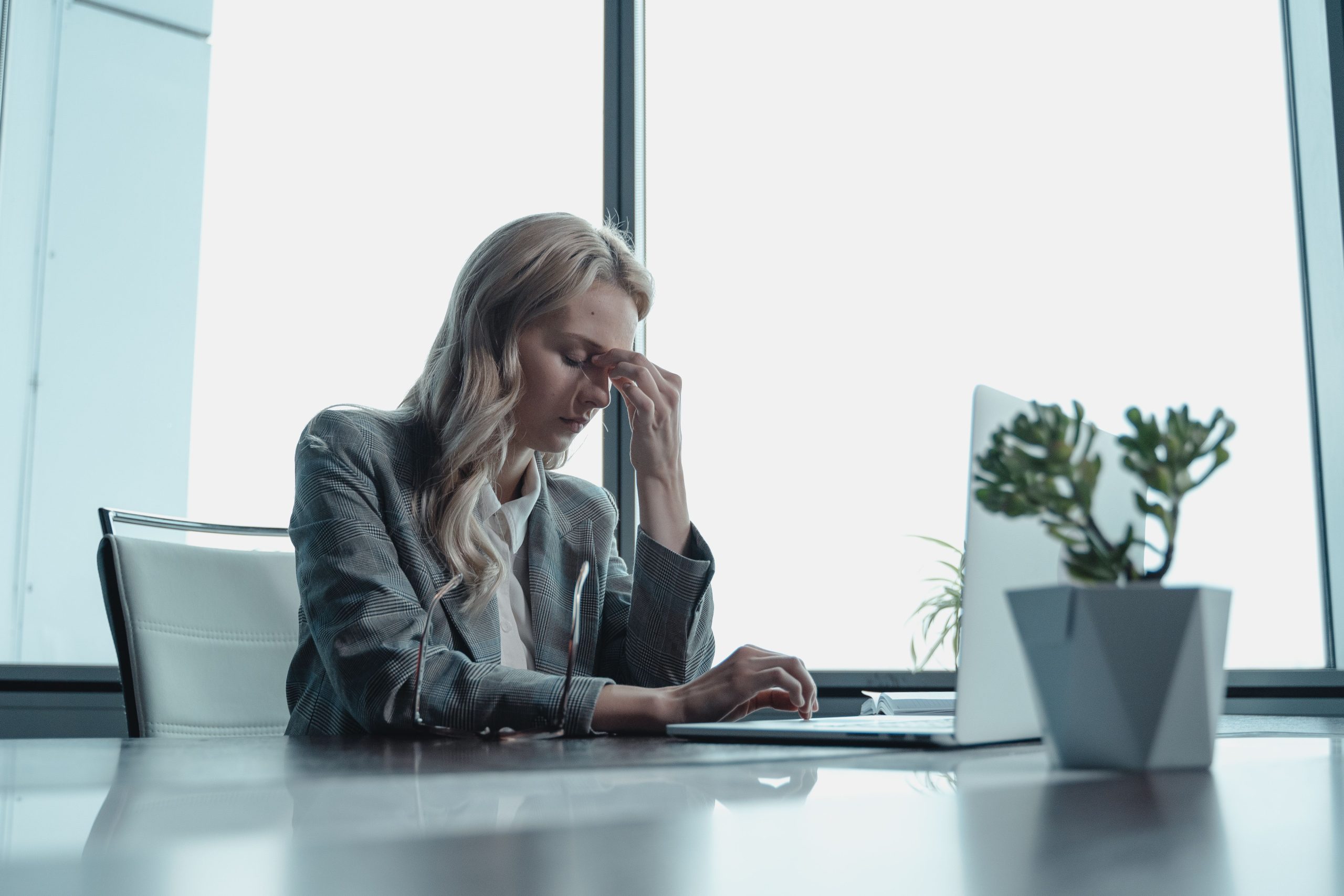 Femme professionnelle stressée à son bureau
