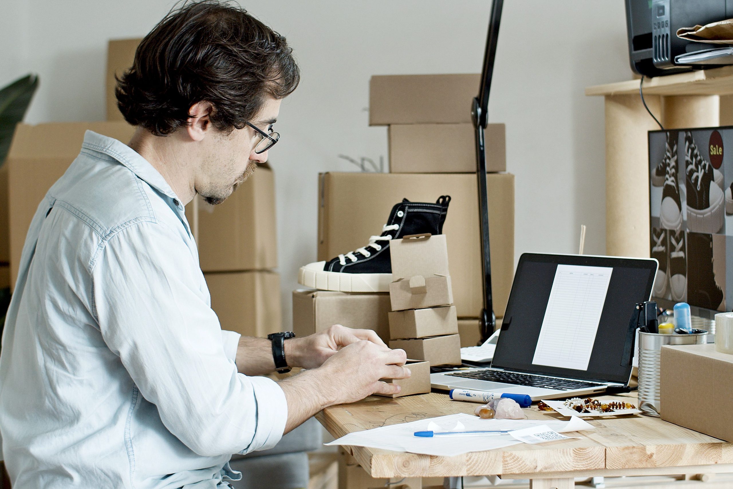 Entrepreneur gérant commandes en ligne