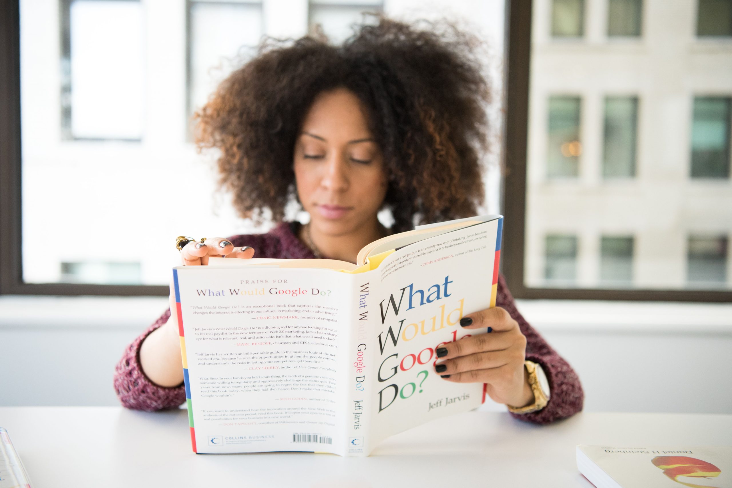 Femme consultant guide Google au bureau moderne