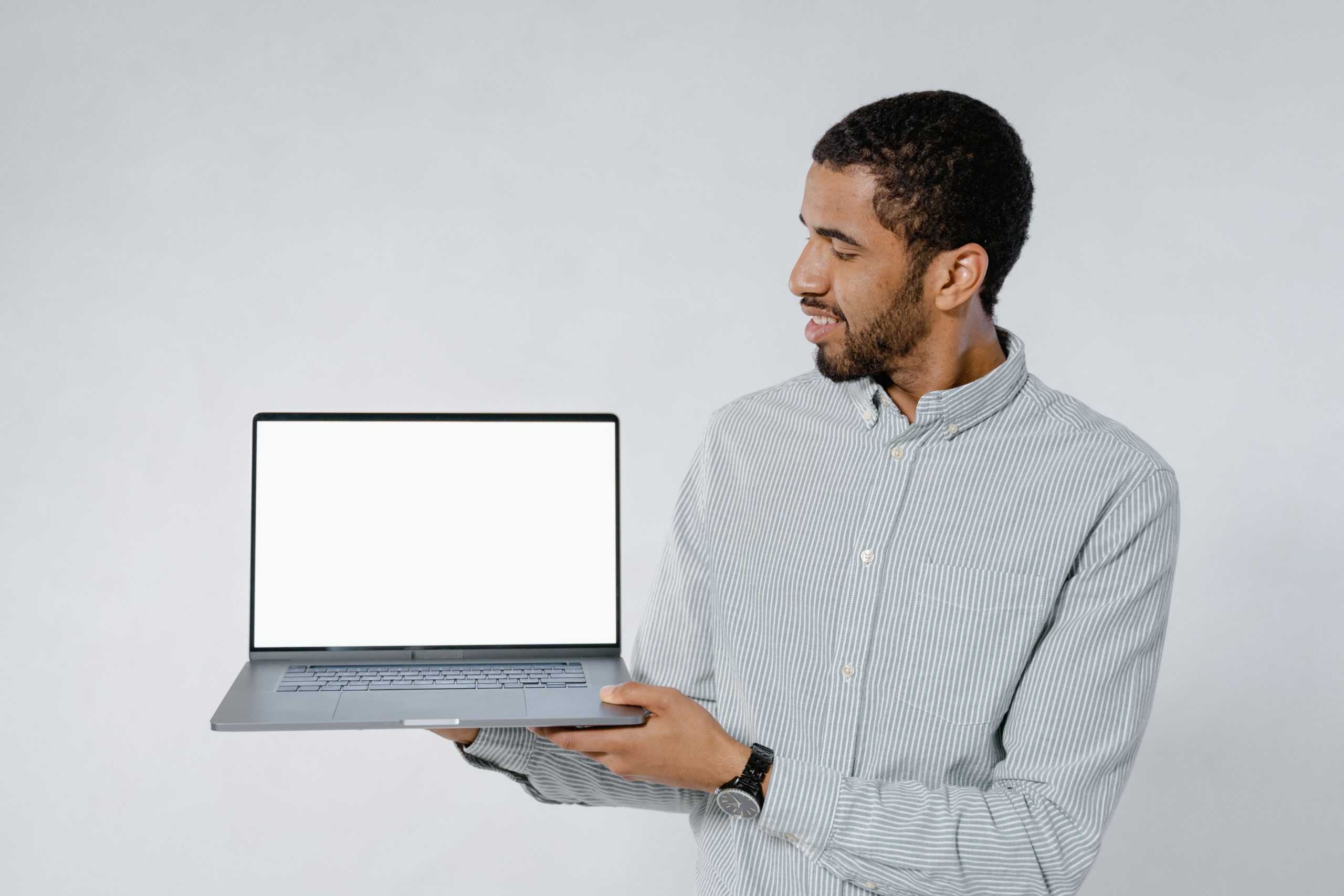 Homme chemise rayée laptop écran blanc