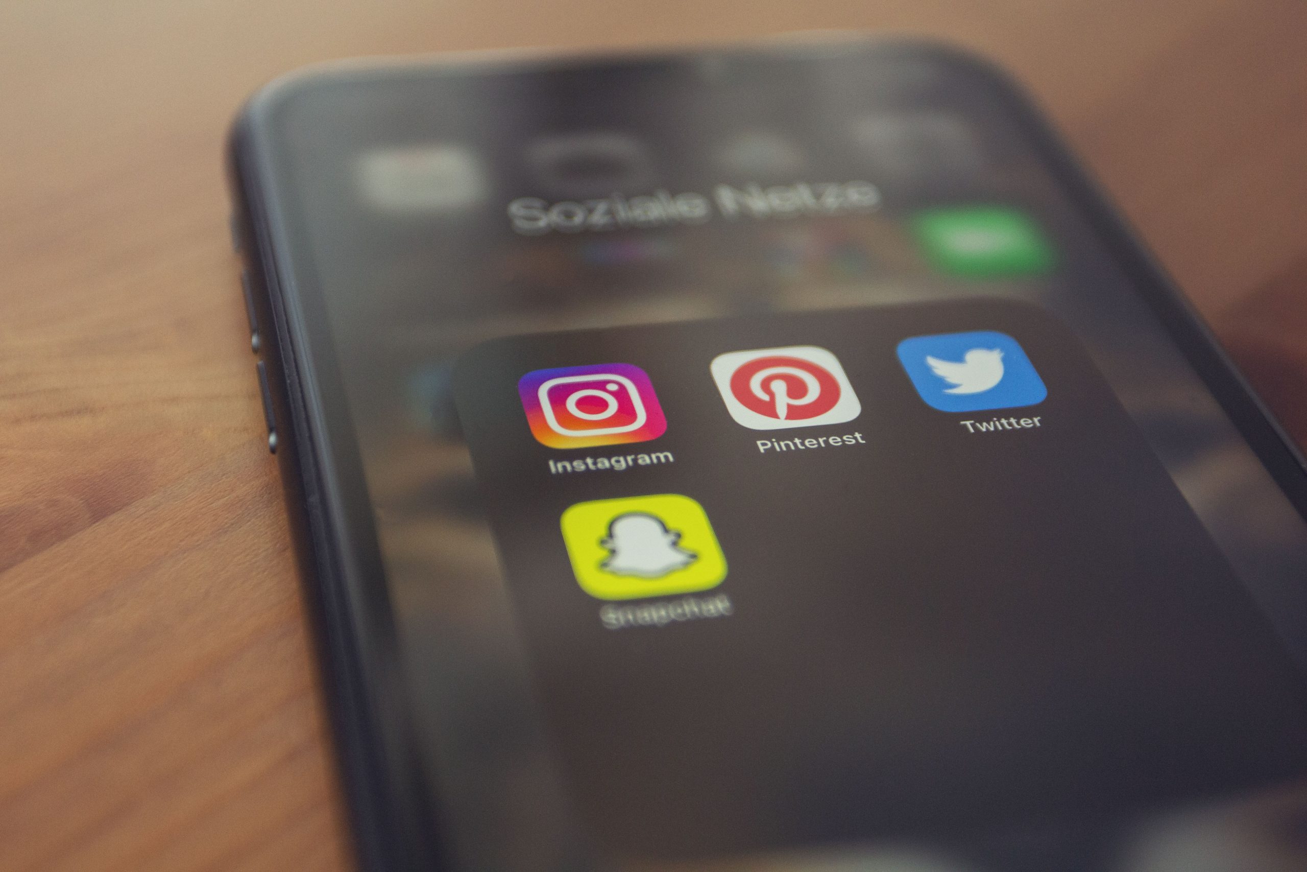 Smartphone affichant Instagram Pinterest Twitter Snapchat