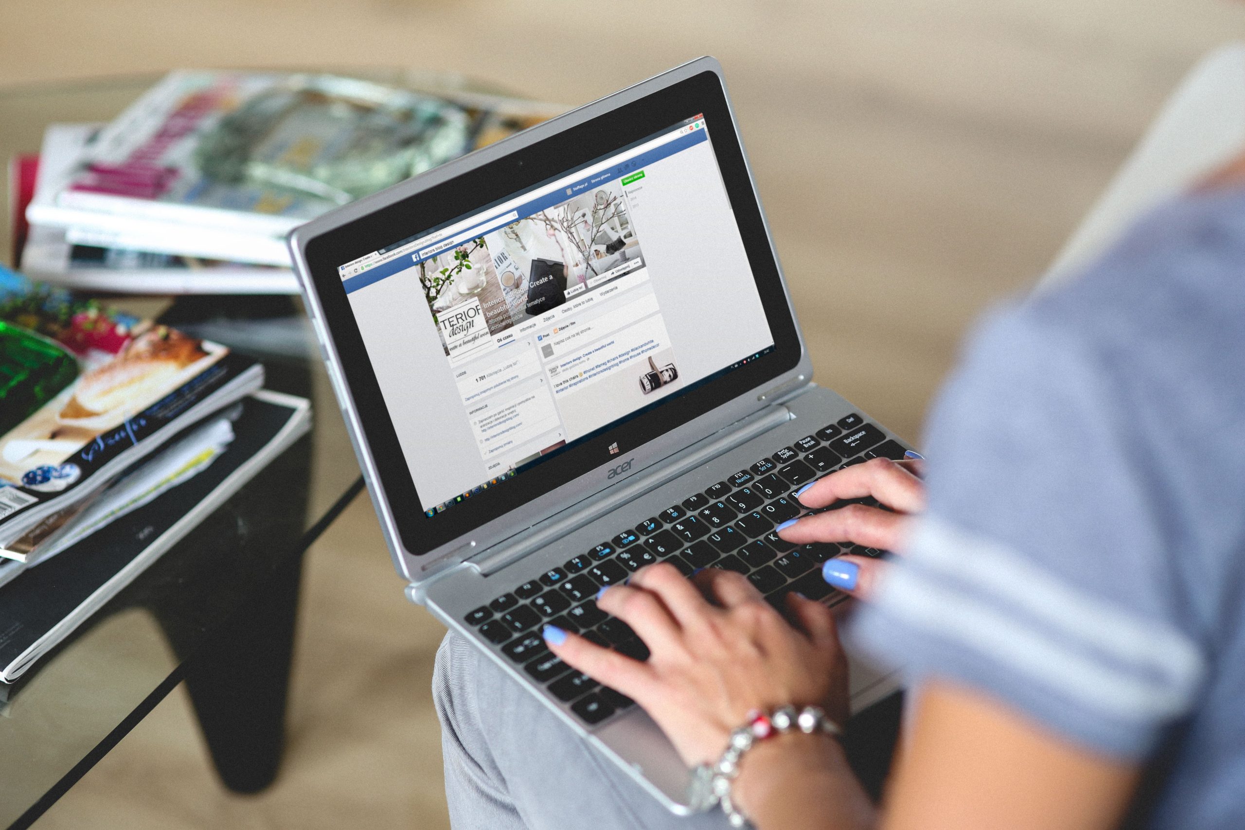 Femme utilisant laptop avec reseaux sociaux affichage