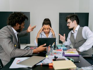 Manager toxique : comment réagir sans te détruire ?