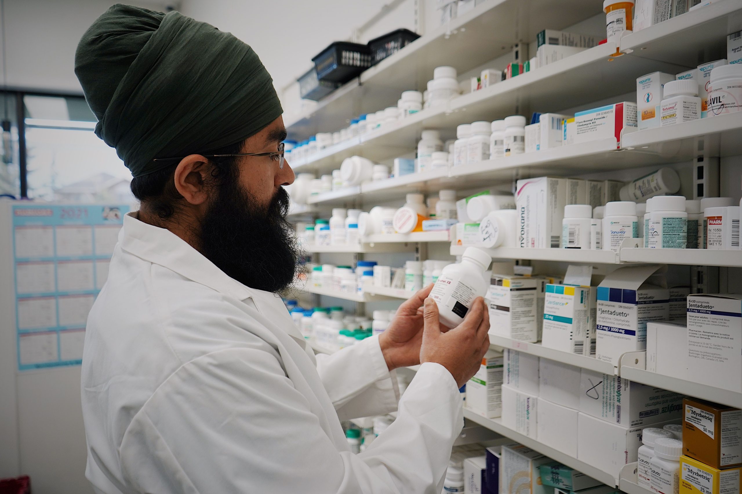 Préparateur organisant les rayons pharmaceutiques