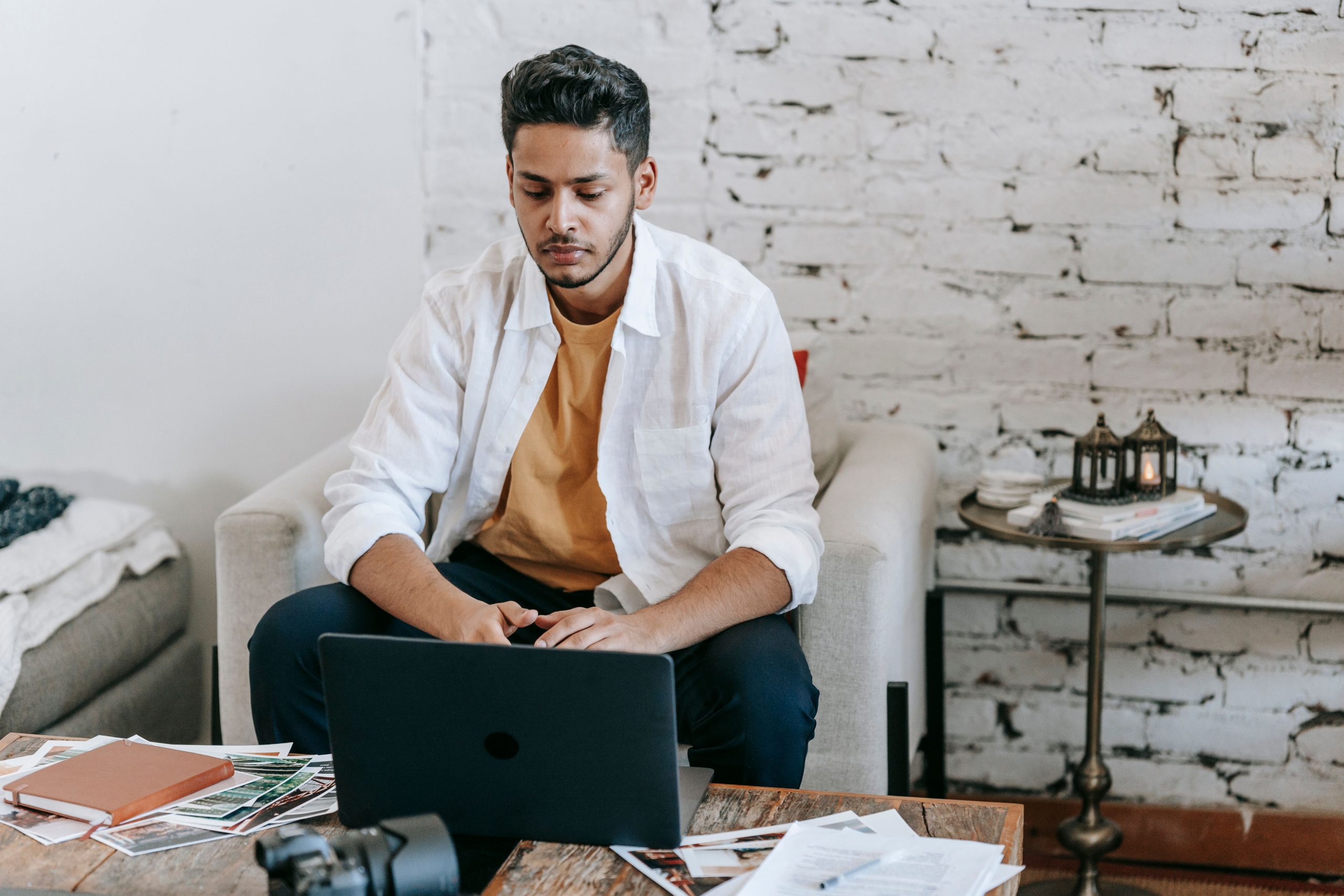 Photographe hispanique créatif au poste de travail