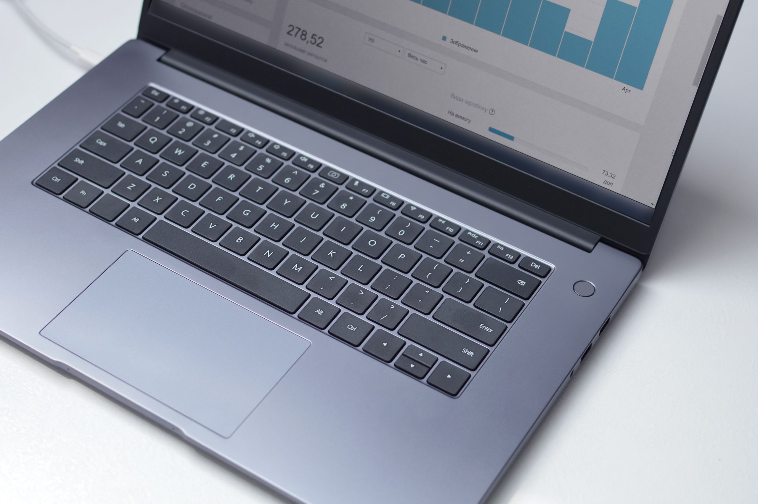 Ordinateur portable avec programme analytique ouvert