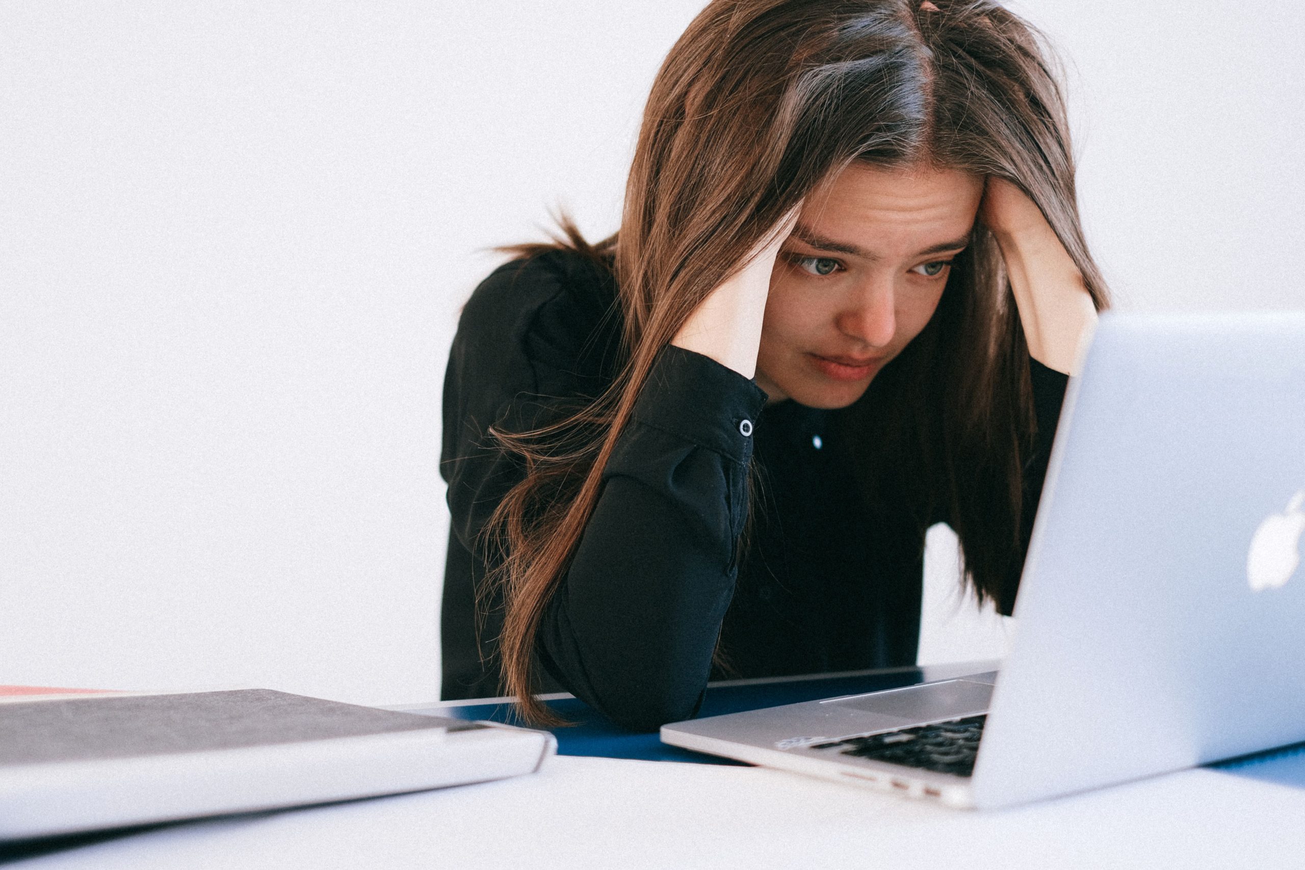 Femme stressée bureau laptop expression inquiète