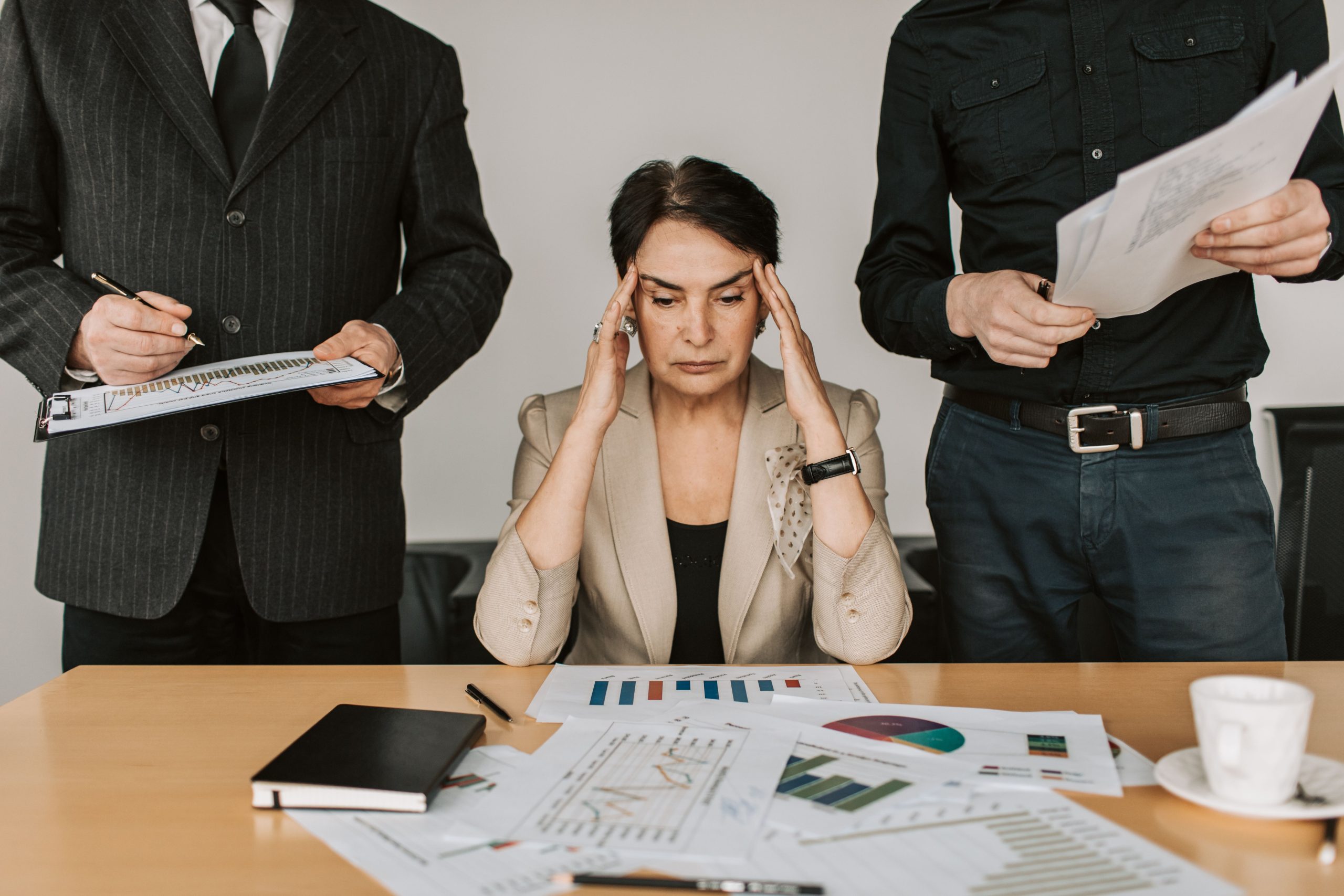 Femme d'affaires stressée avec collègues au bureau