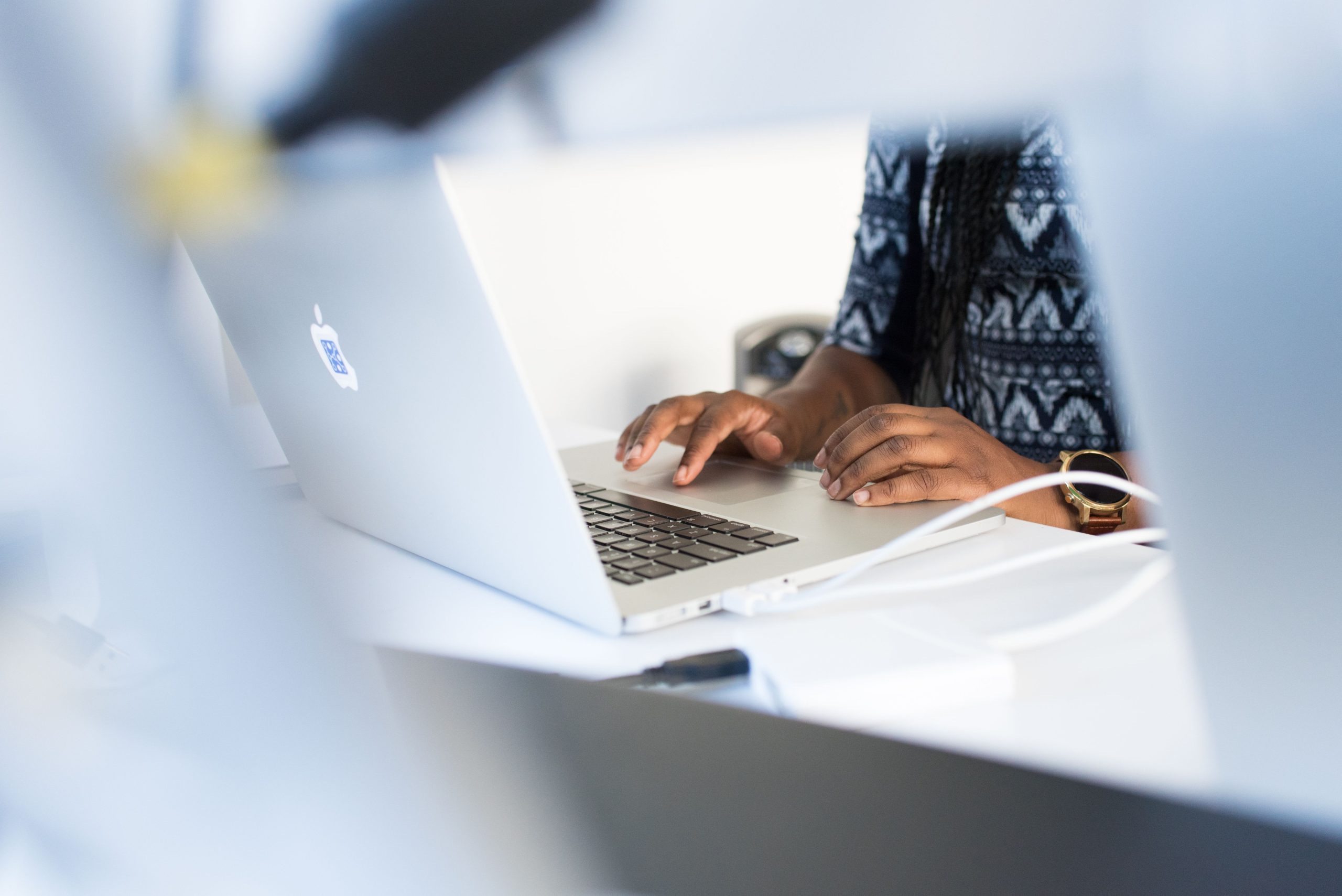Femme travaillant sur ordinateur portable en bureau