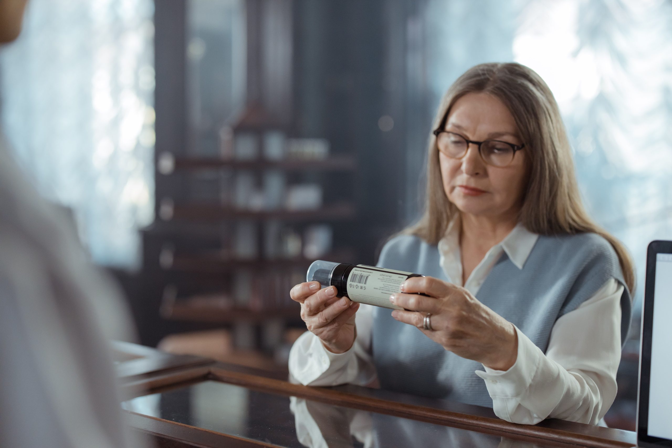 Femme vérifiant une bouteille de médicament