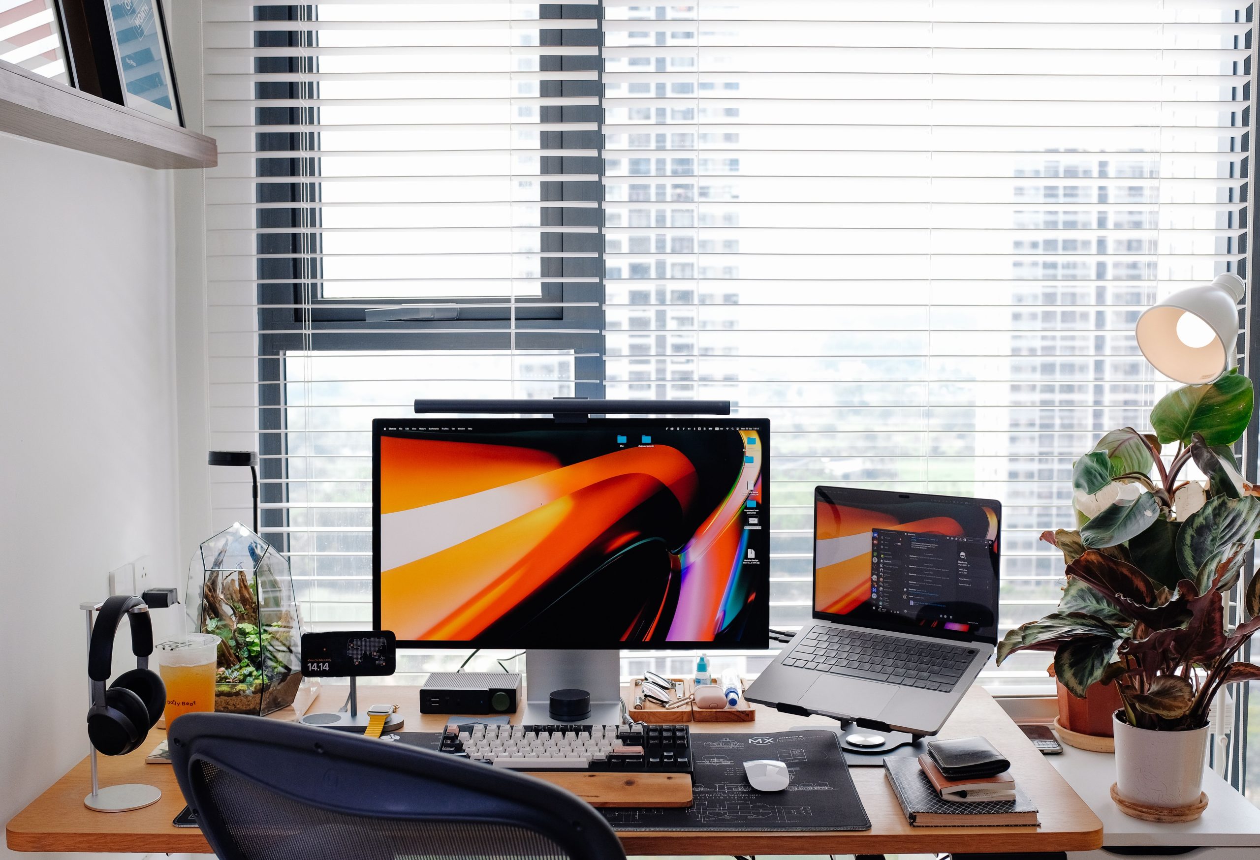 Espace de travail moderne avec laptop et accessoires