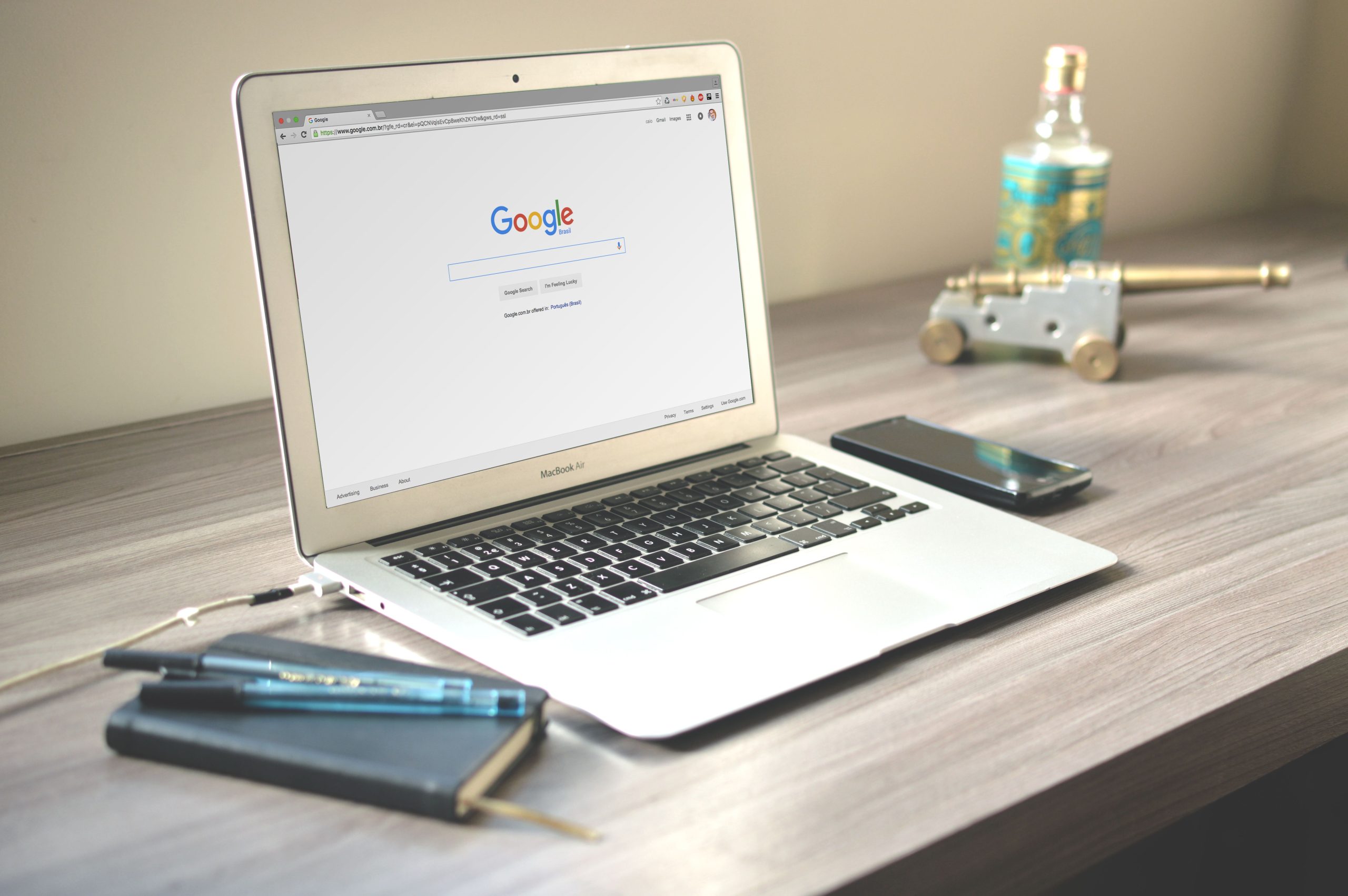 Espace de travail avec laptop Google et smartphone