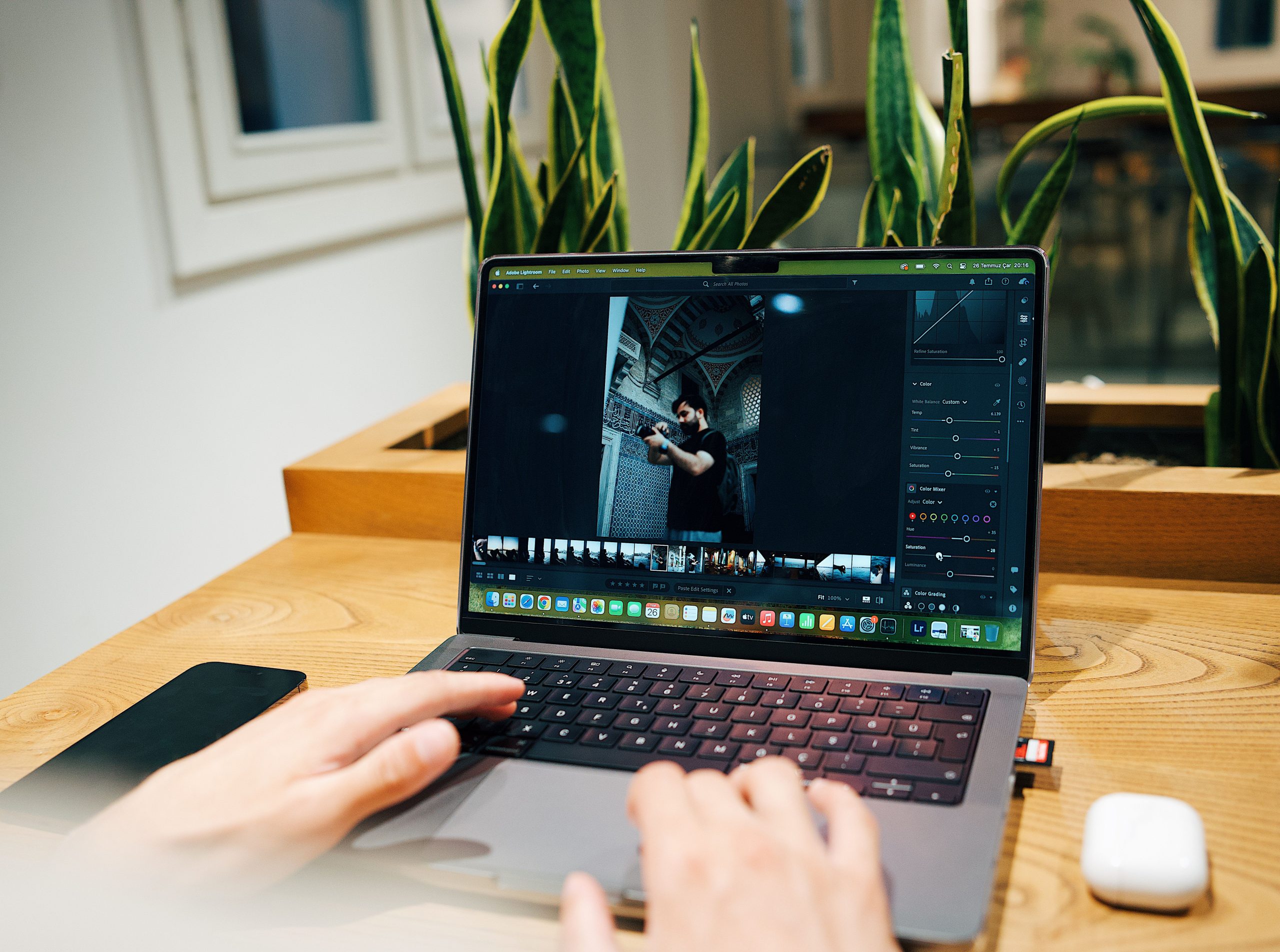 Photographe éditant images laptop bureau moderne