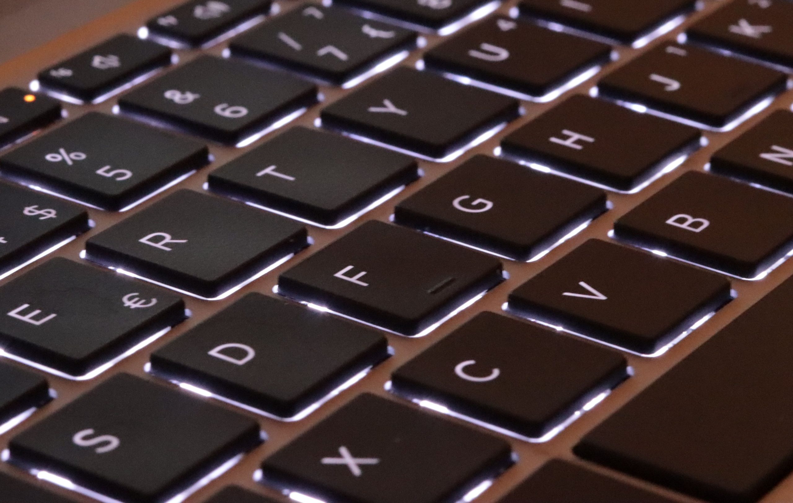 Clavier d'ordinateur avec touches illuminees