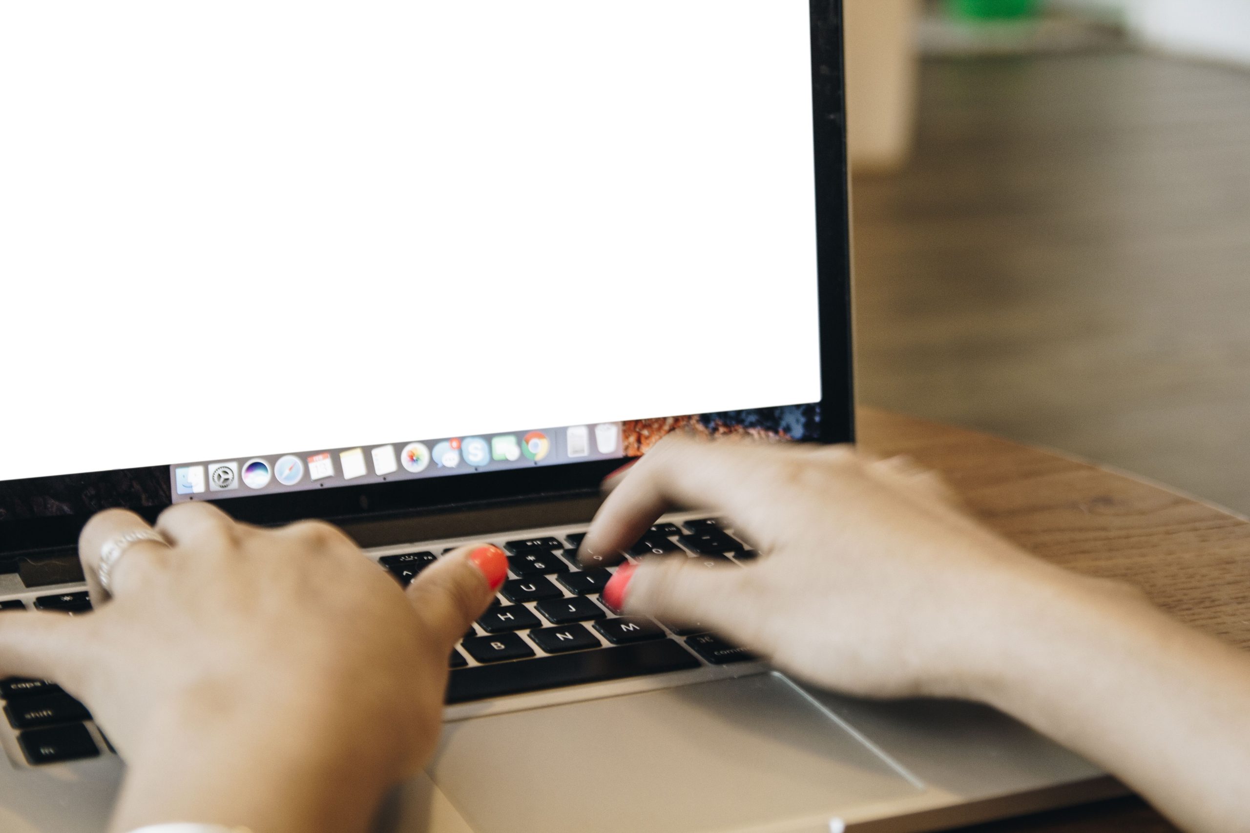 Mains féminines tapant sur clavier laptop bureau