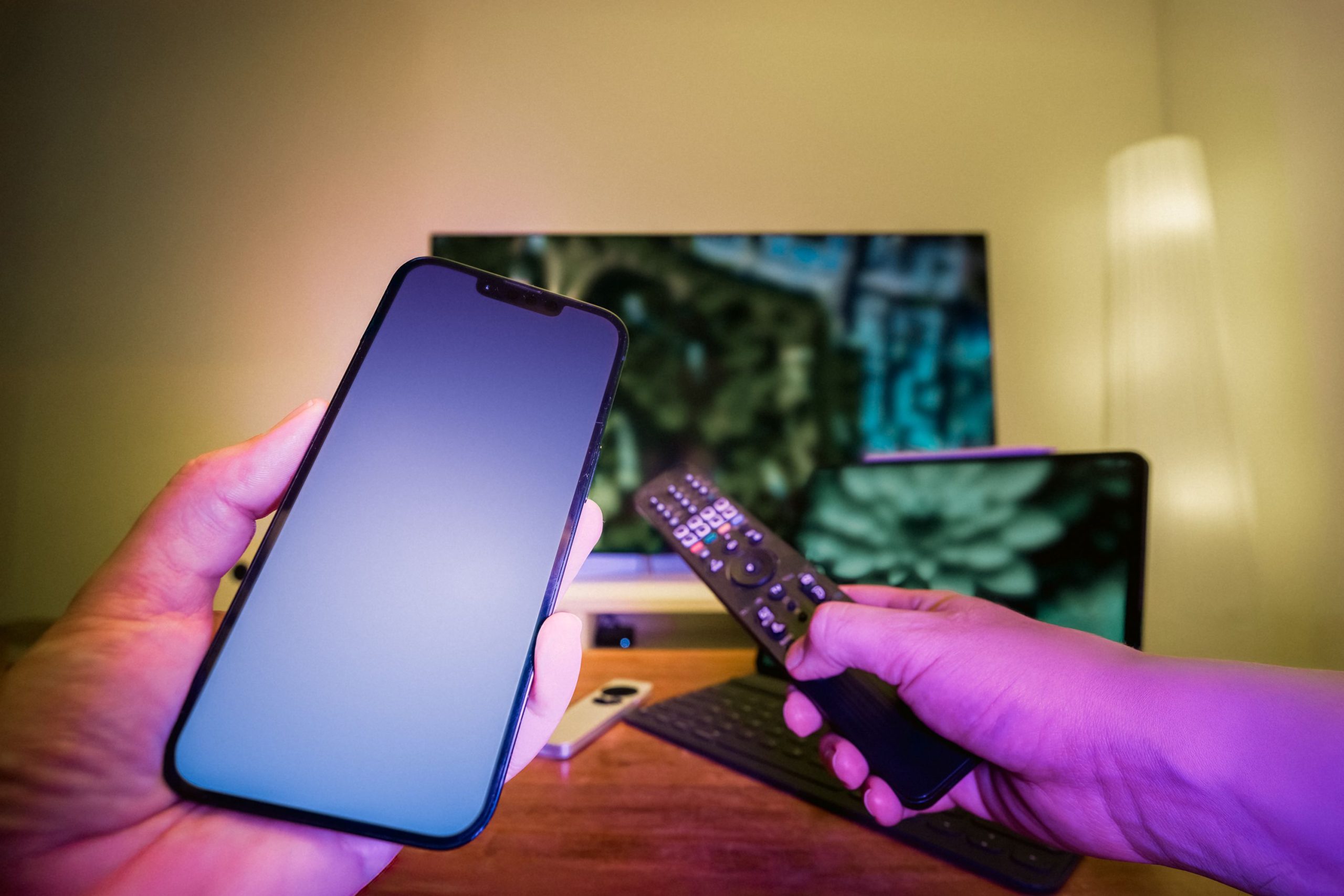 Télécommande et smartphone pour installer IPTV facilement