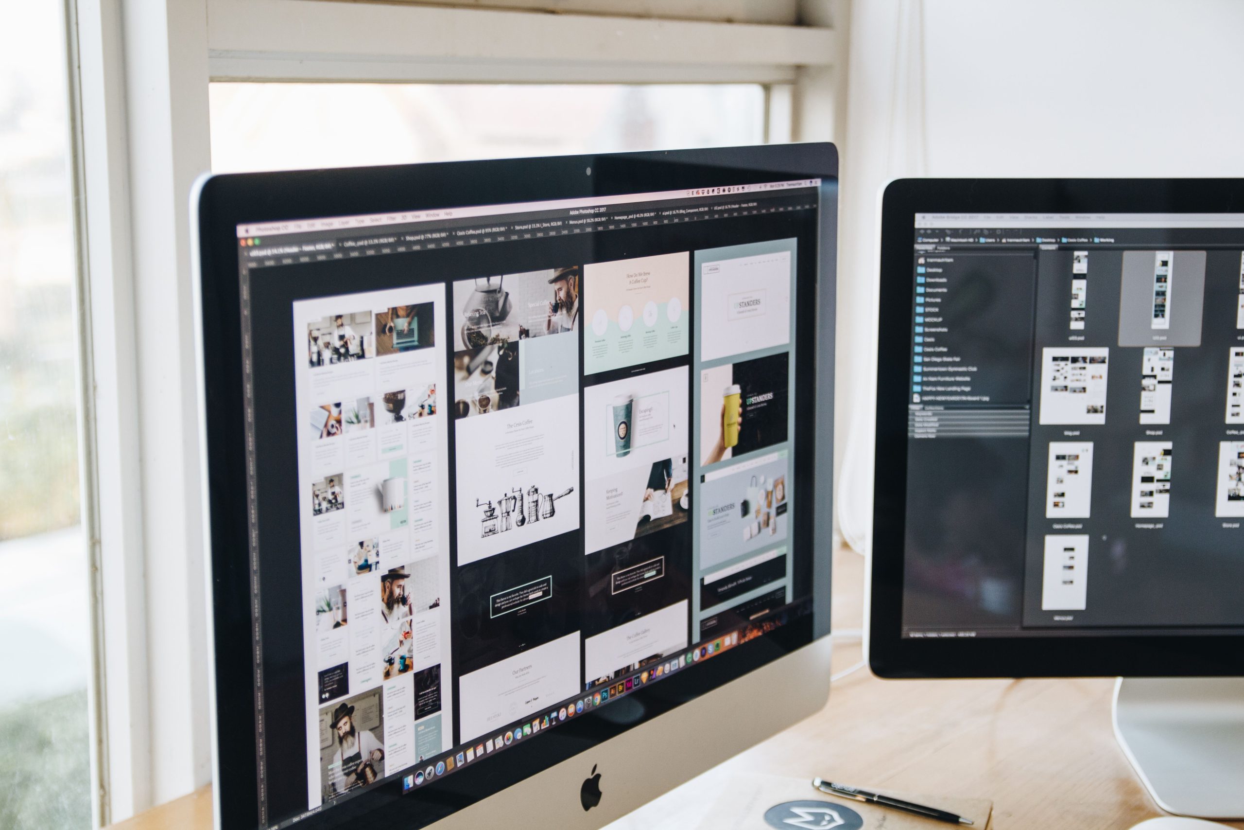 Bureau moderne avec deux écrans de travail