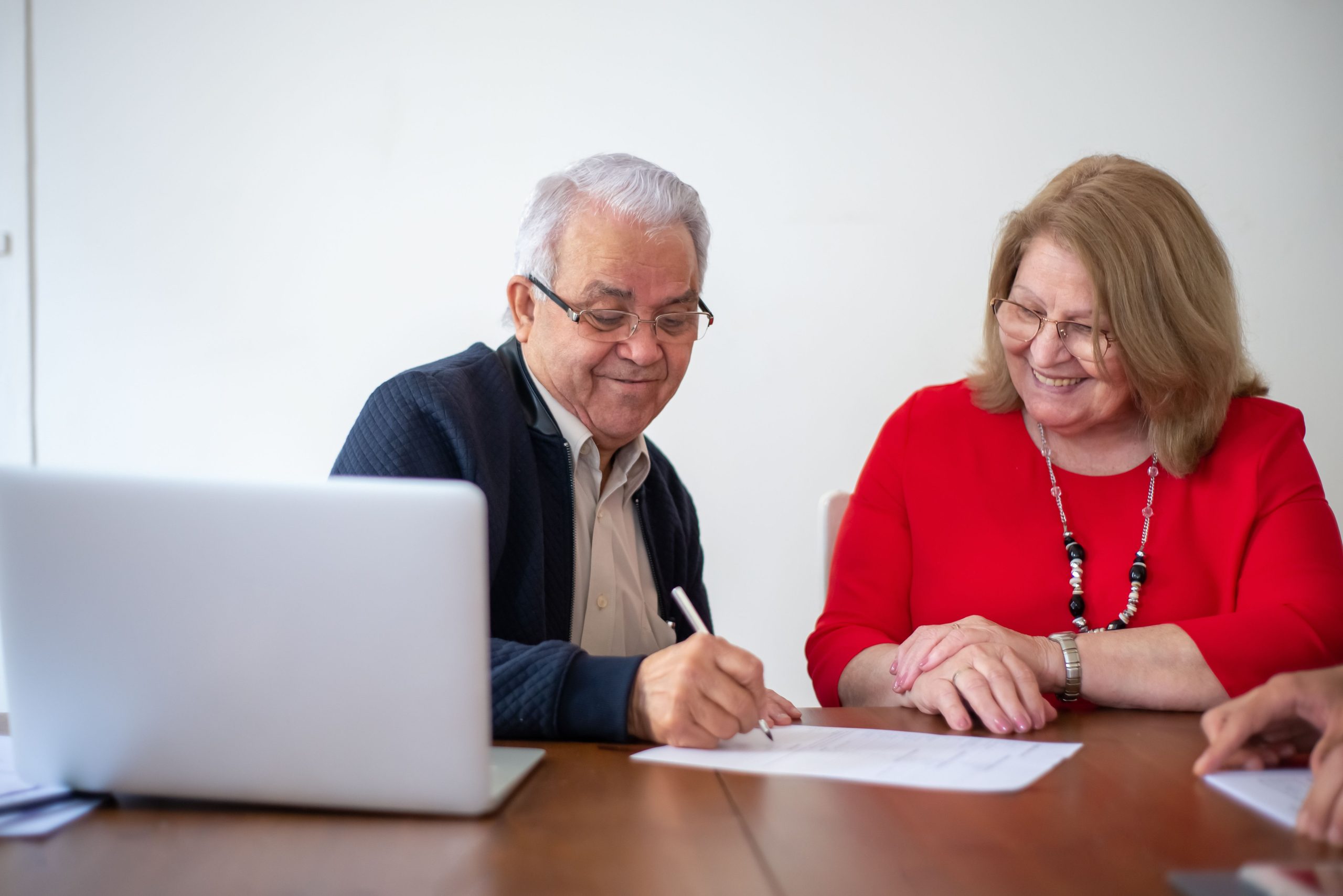 Couple retraite signant contrat ensemble