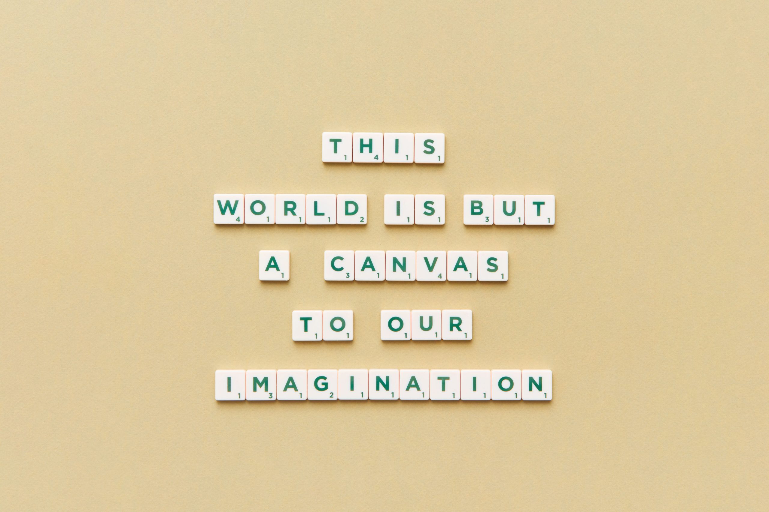 Lettres Scrabble composant citation inspirante sur fond jaune