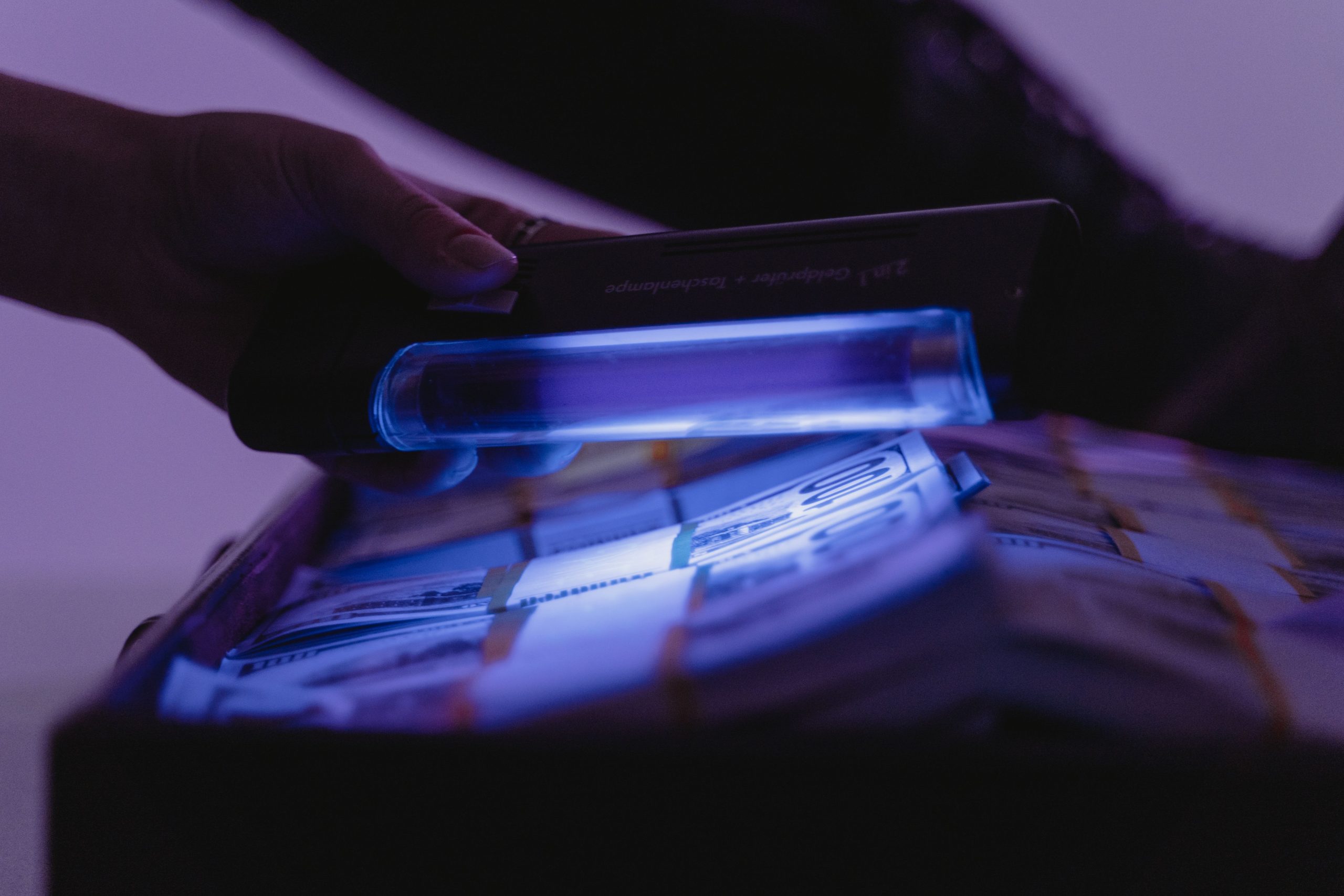 Billets verifies sous lumiere ultraviolette
