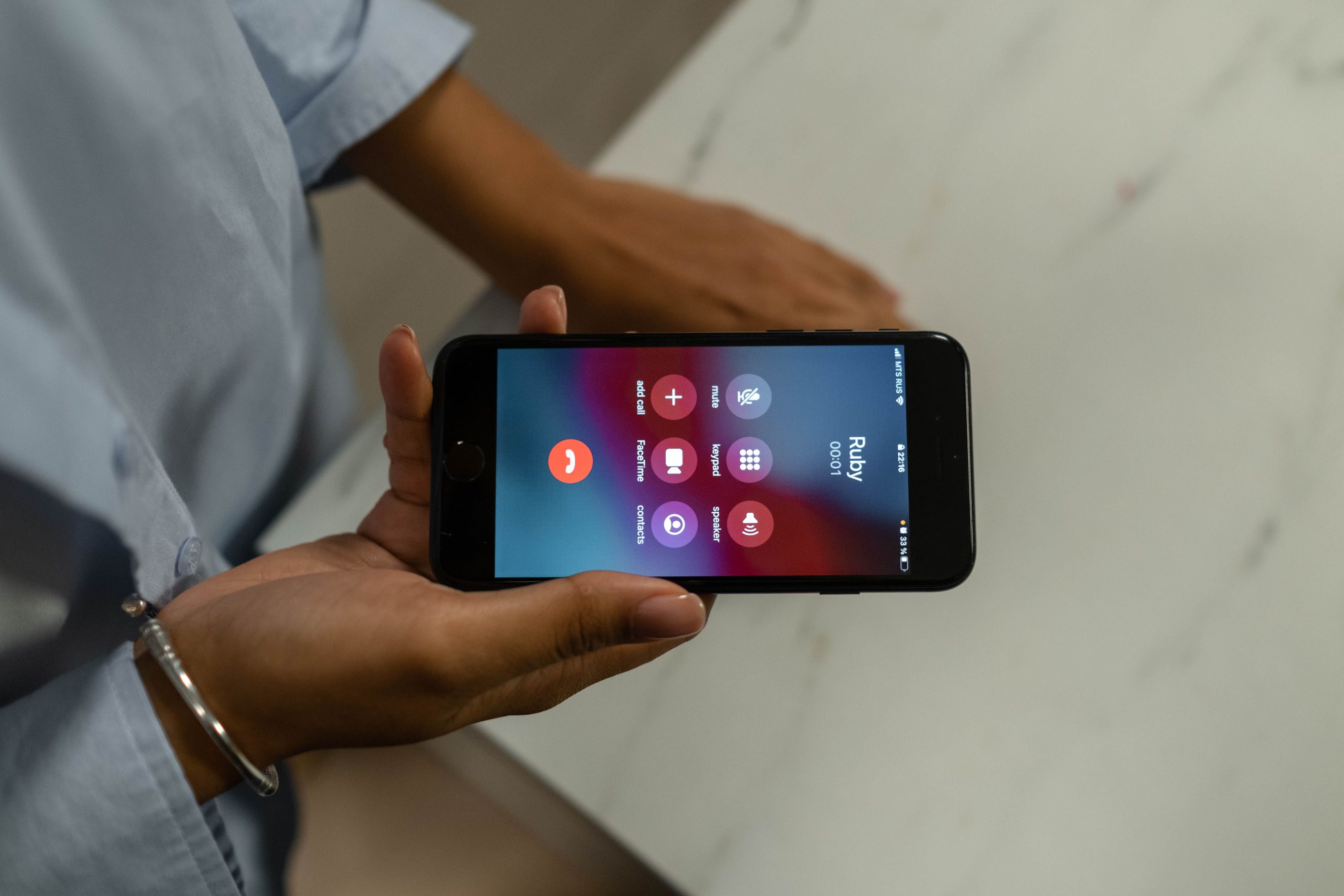 Smartphone affichant un appel entrant