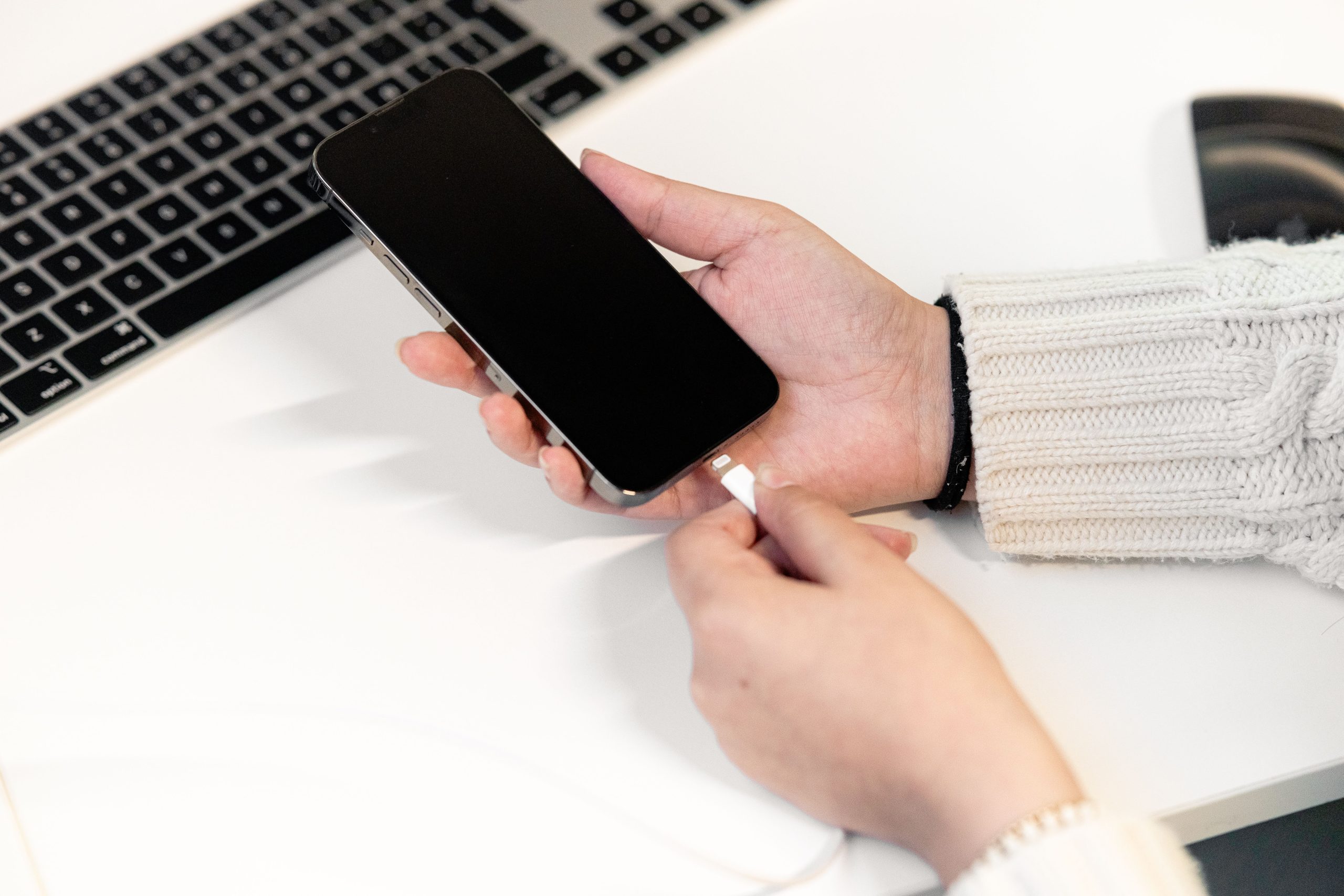 Femme branchant son smartphone sur chargeur