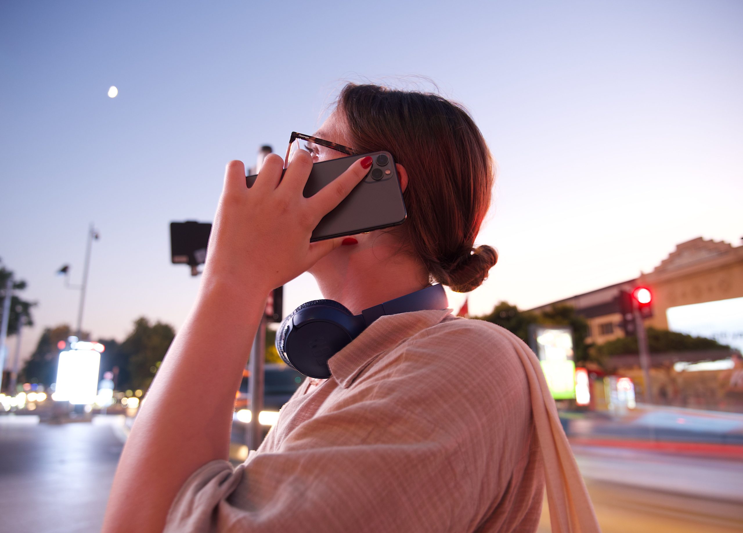 Femme appelle au crépuscule dans ville urbaine