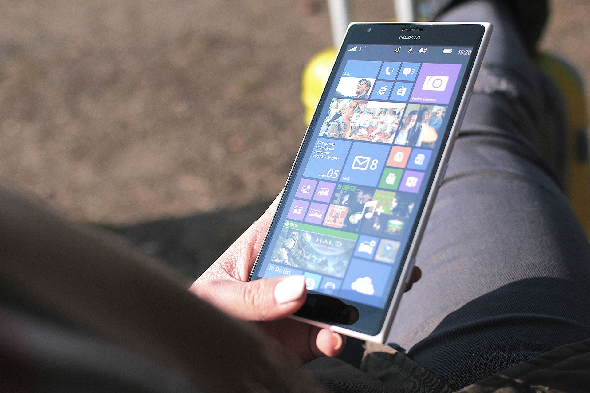 Femme tient smartphone Nokia écran tactile dehors