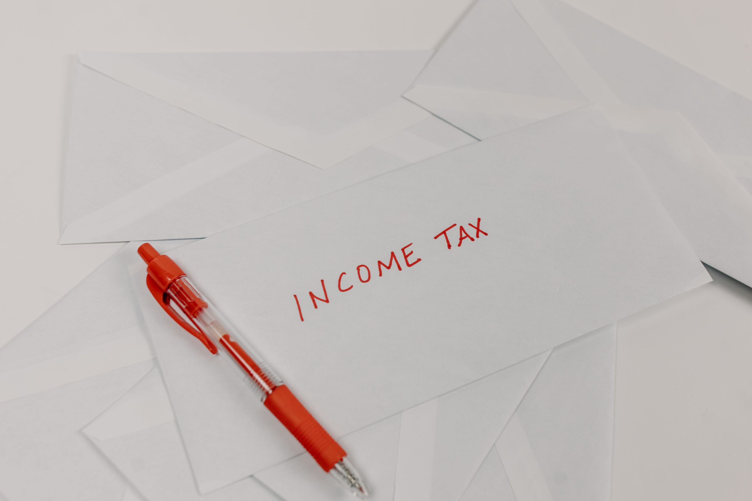 Enveloppe impôts avec stylo rouge pour la comptabilité
