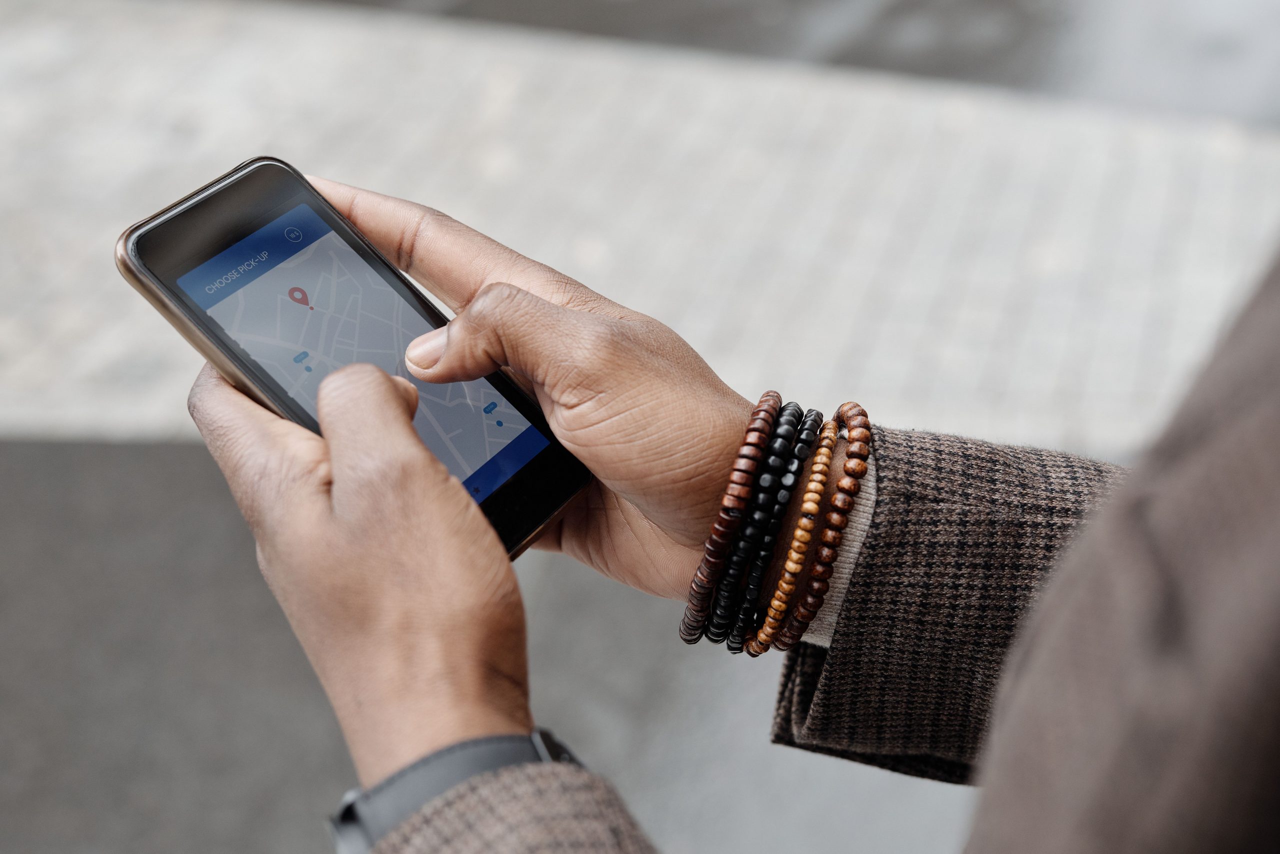 Mains naviguant application GPS sur smartphone dehors