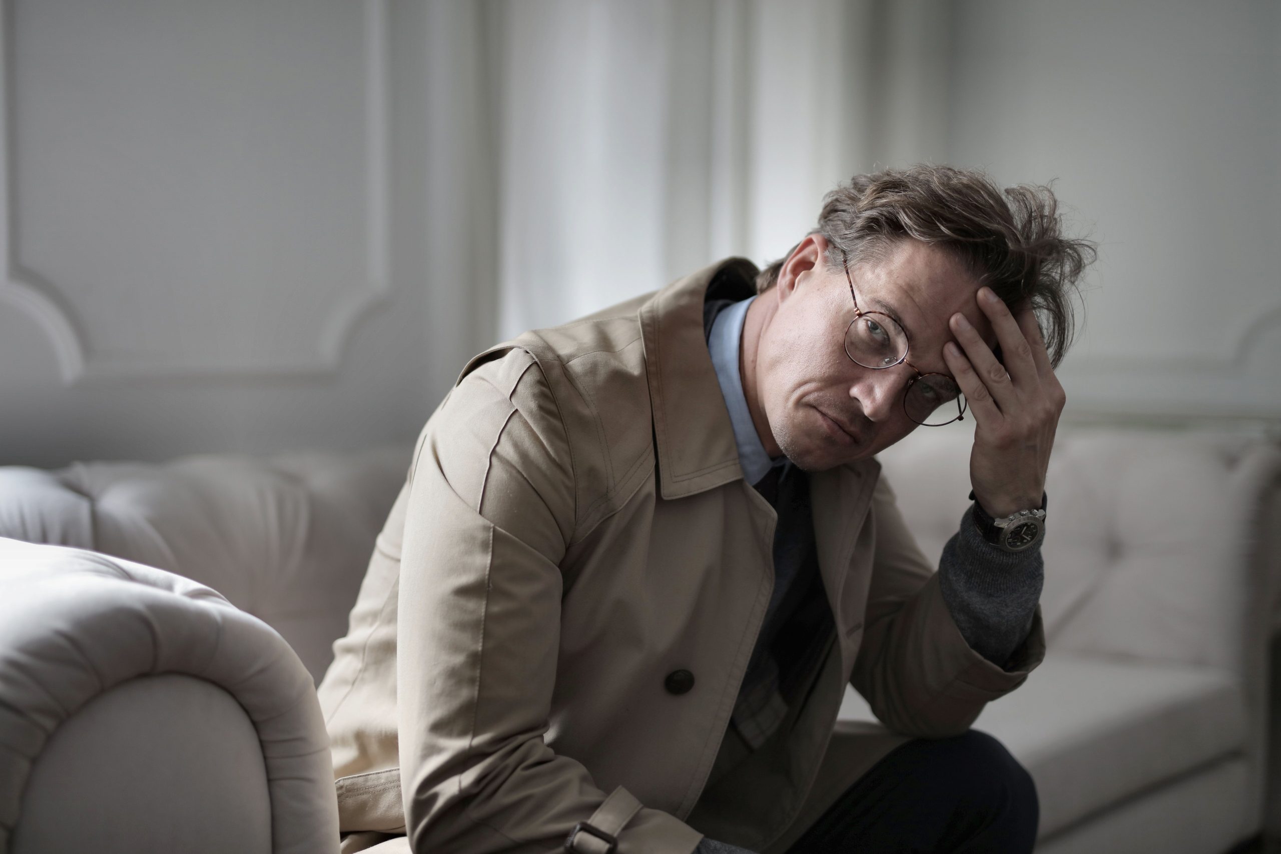 Homme lunettes contemplant tête penchée