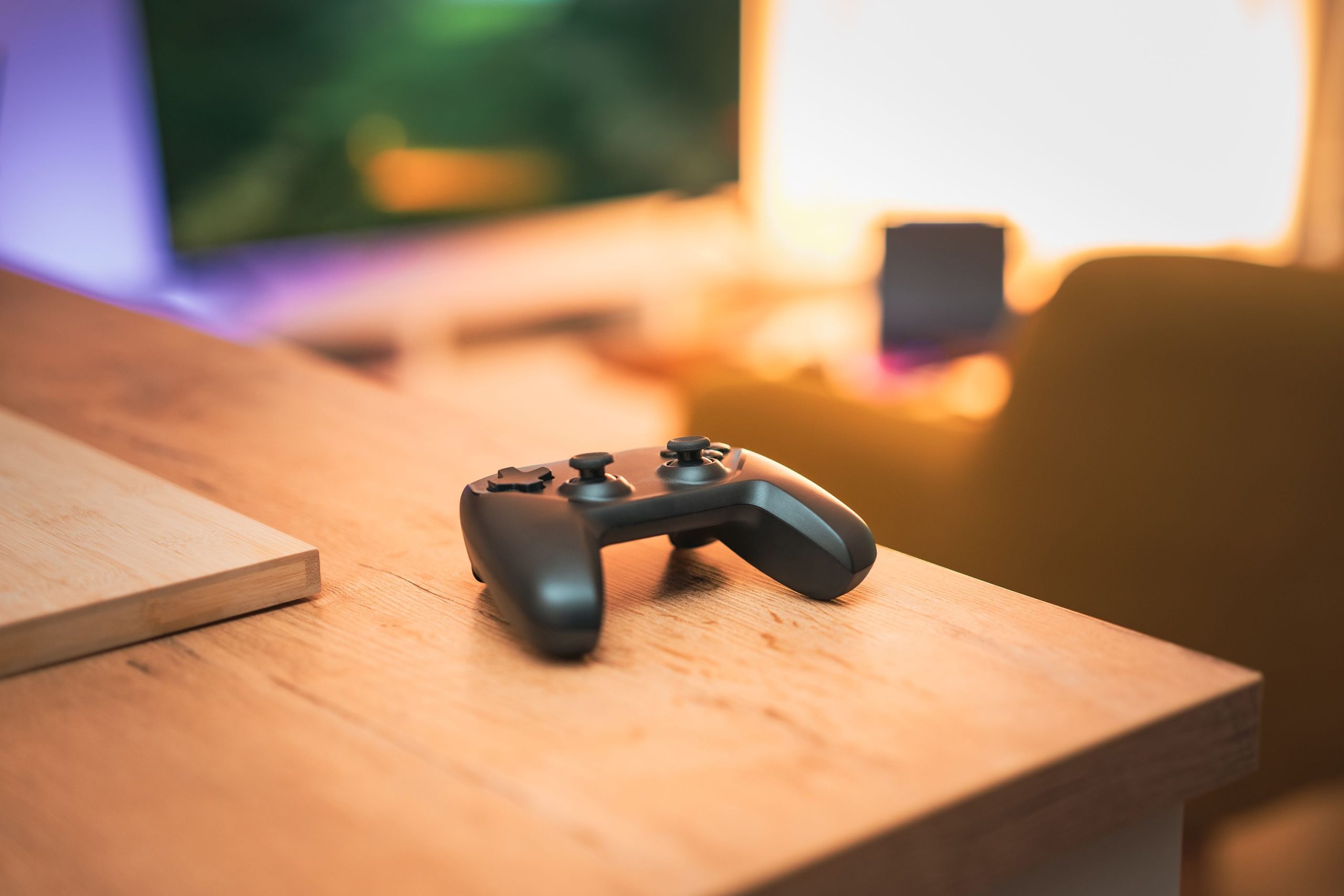 Manette de jeu sur un bureau pour passionnés