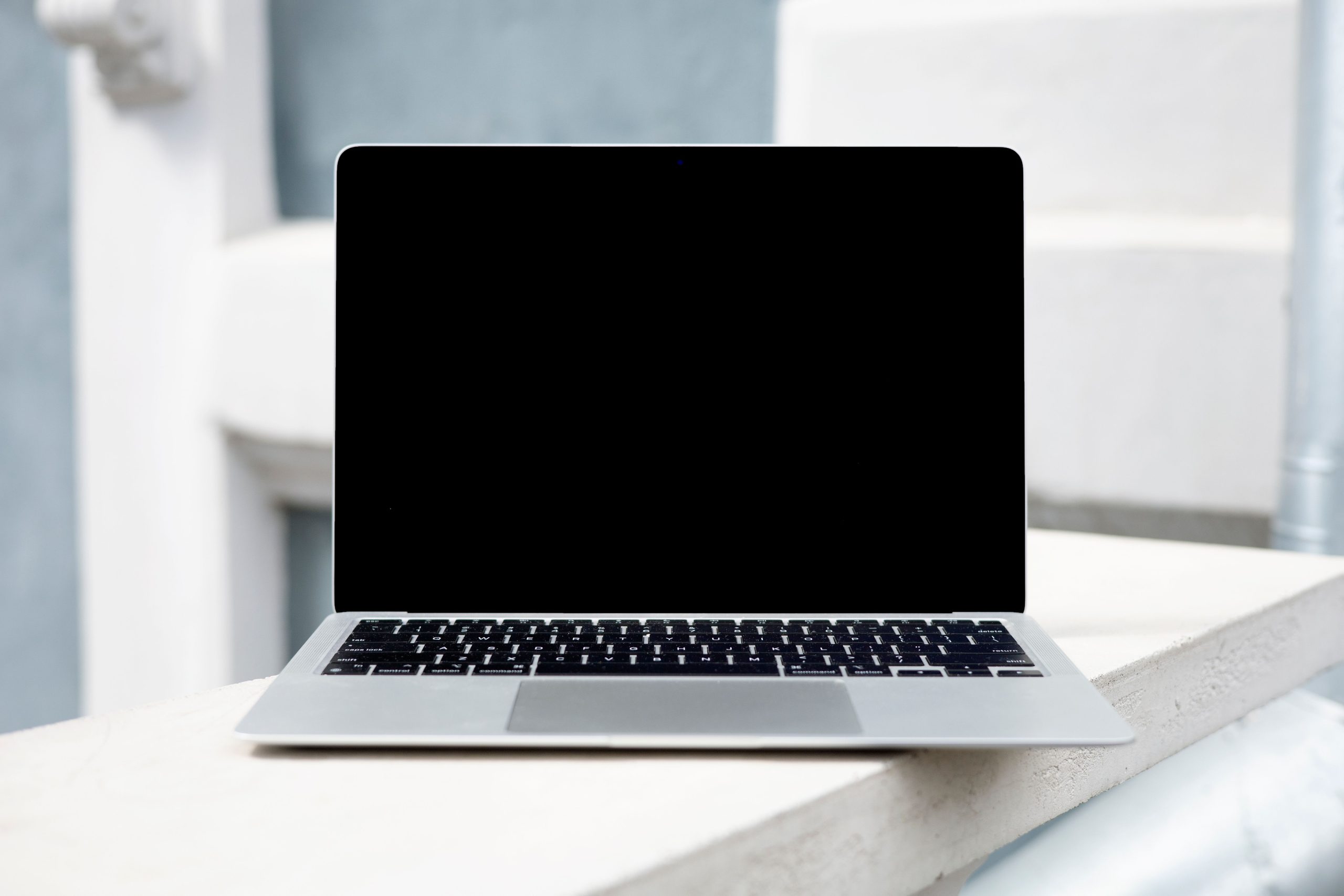Ordinateur portable sur surface blanche minimaliste