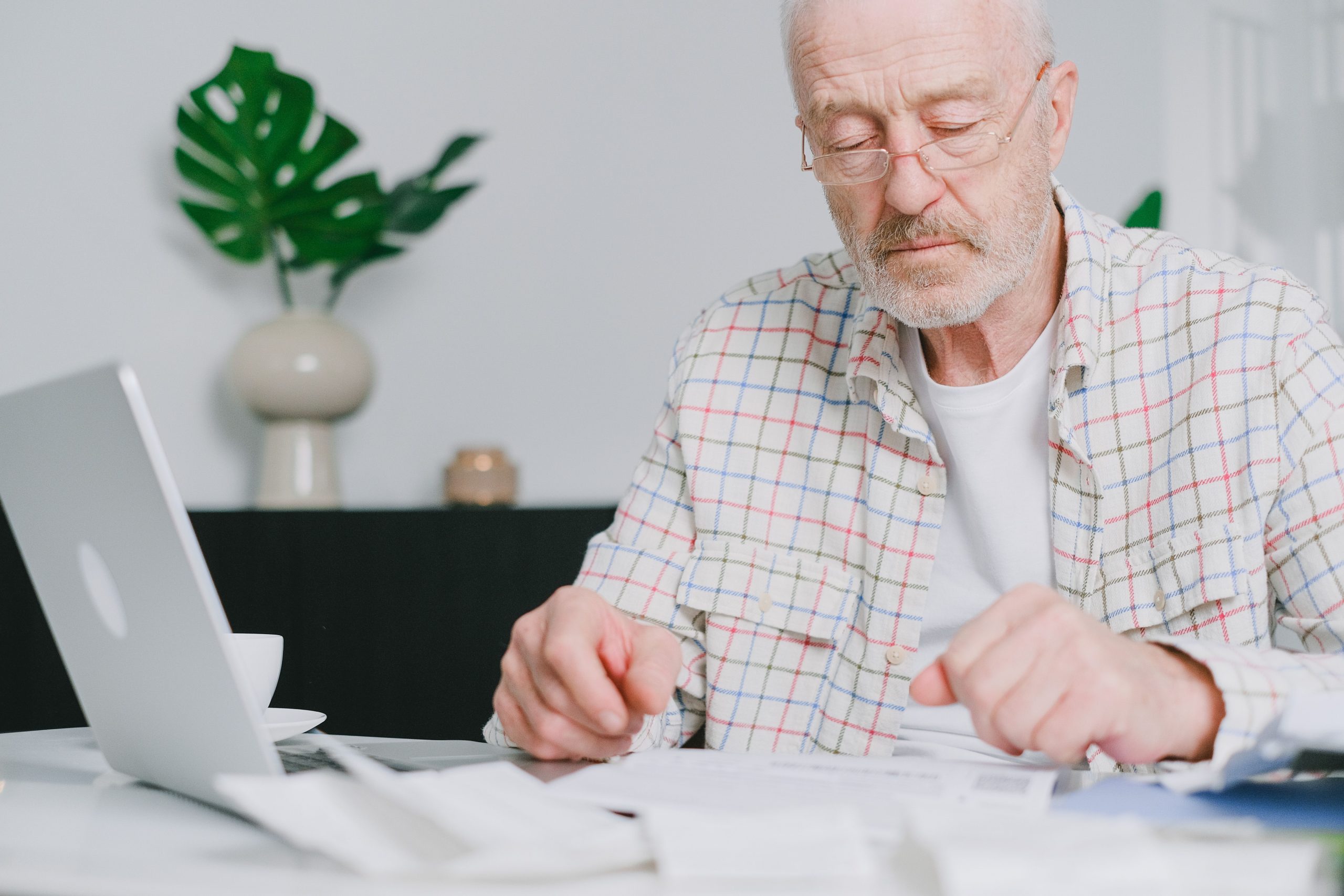 Homme senior travaillant depuis son domicile